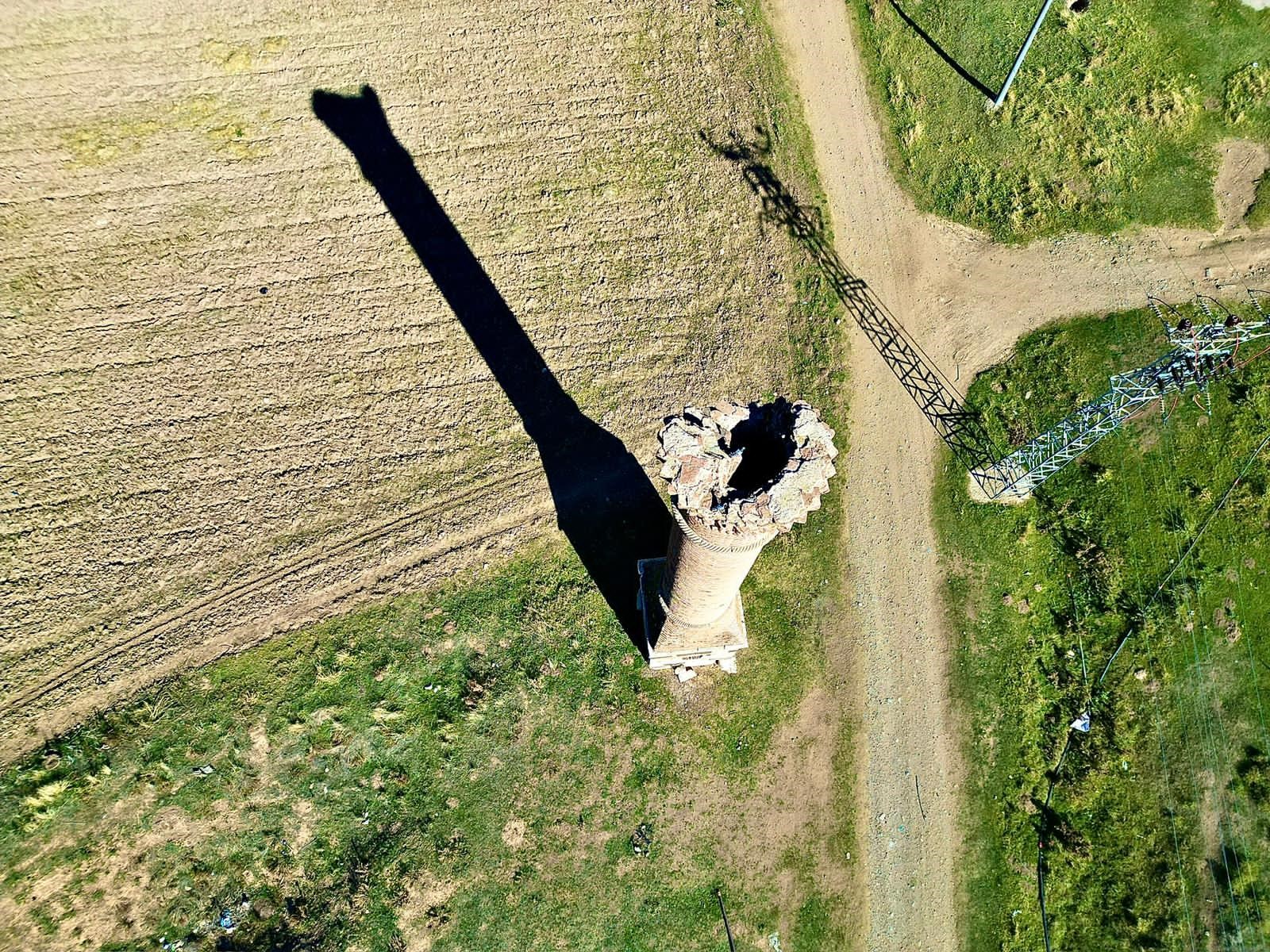 Mescidi yanan caminin “Kırık Minare”si 200 yılı aşkın süredir zamana meydan okuyor