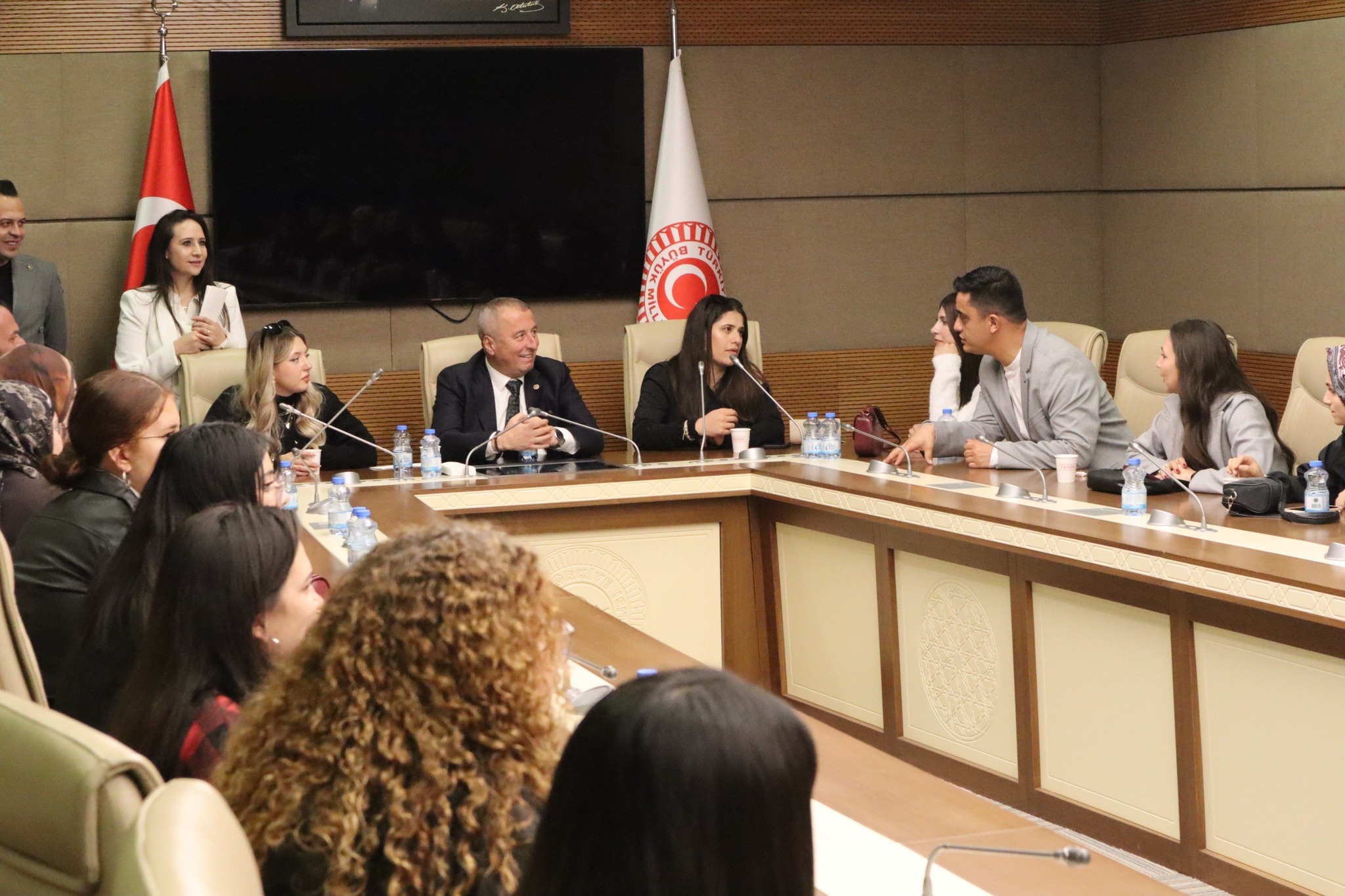 Milletvekili Olgun, AKÜ Çay MYO Öğrencilerini Meclis’te Ağırladı