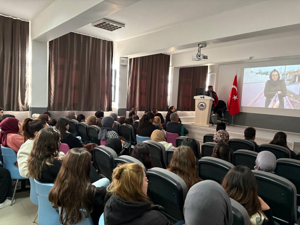 Şuhut SHMYO'dan Dijital Risk Kalkanı Eğitimi: Polisler Gençlere Yol Gösterdi