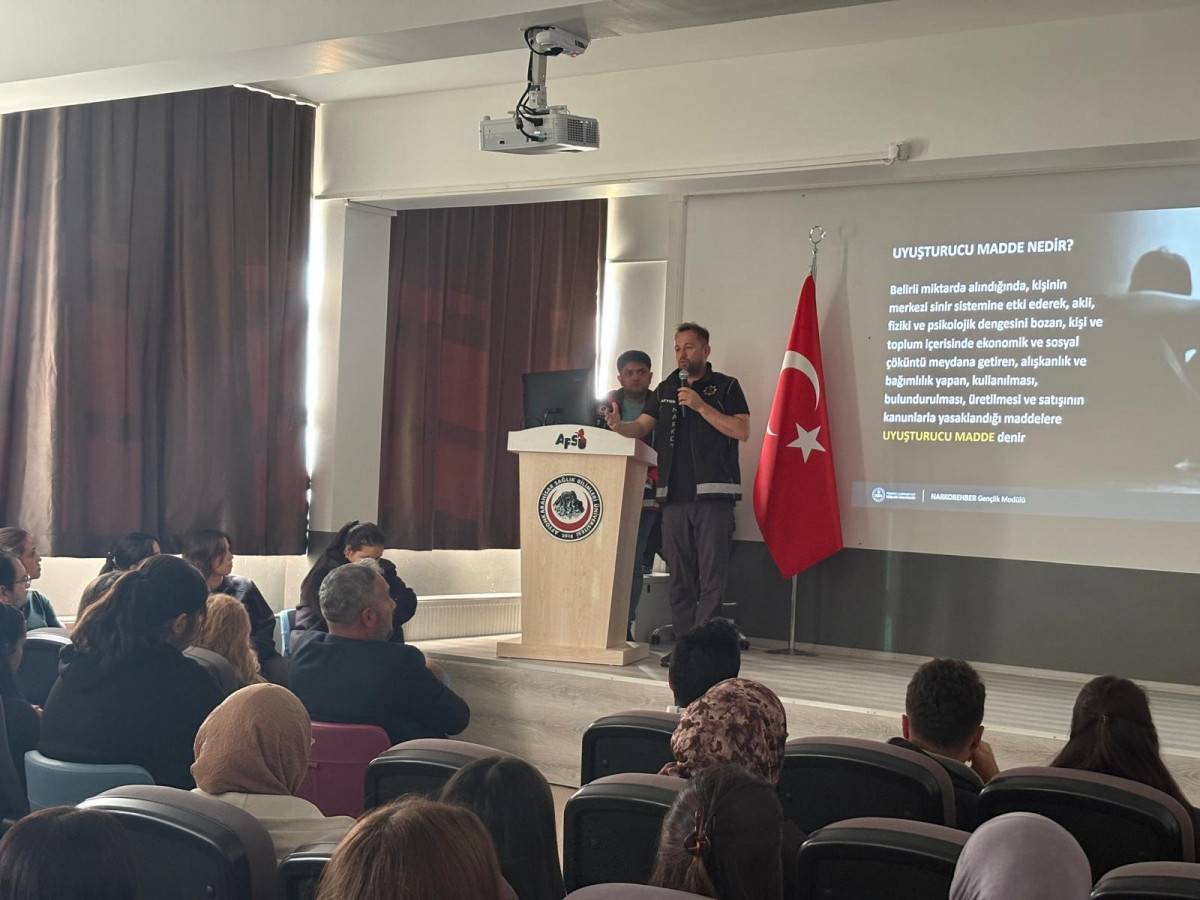 Şuhut SHMYO'dan Dijital Risk Kalkanı Eğitimi: Polisler Gençlere Yol Gösterdi