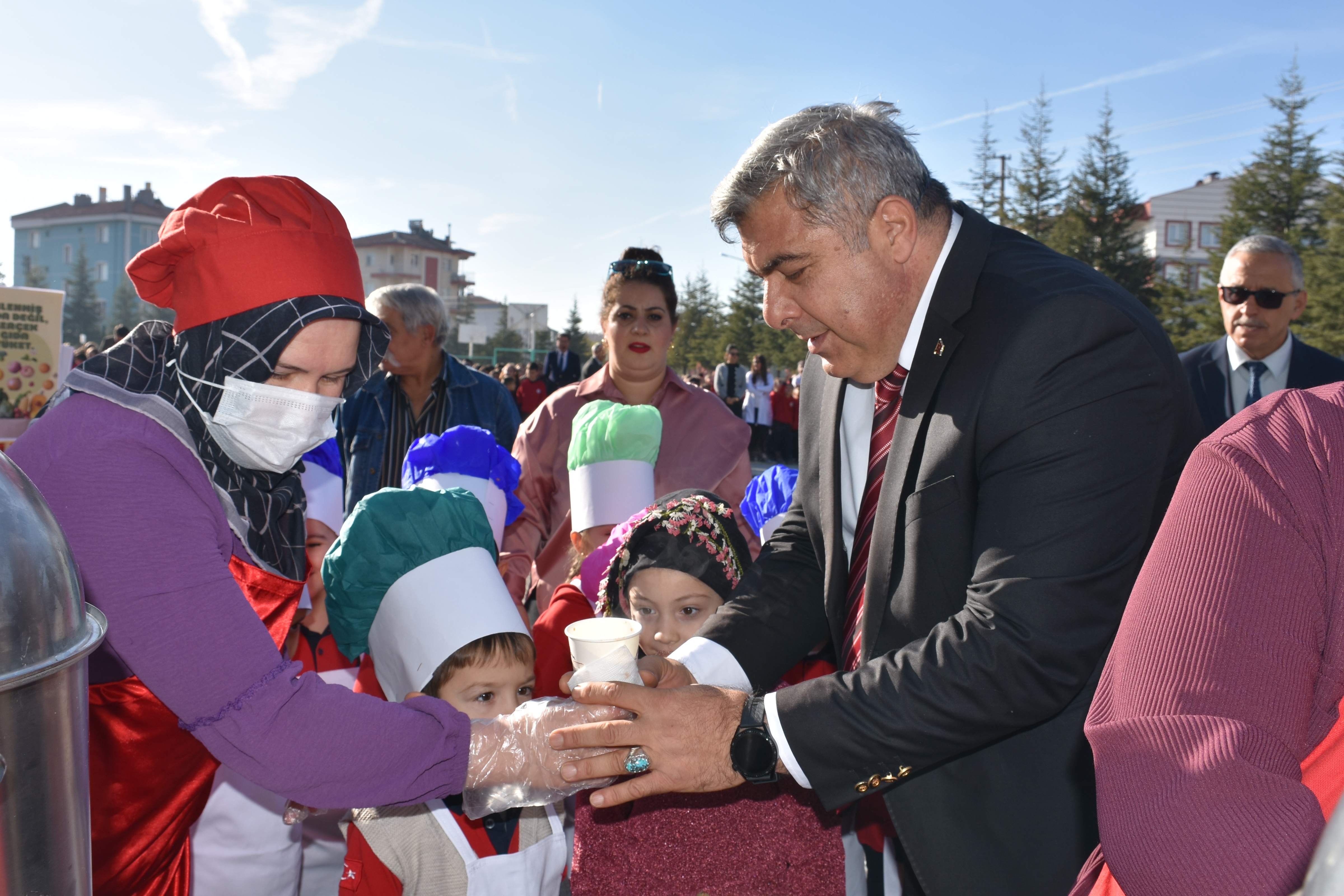 Vali Yiğitbaşı’ndan Eğitime “Devlet Ana” Dokunuşu: Her Sabah 24 Bin Öğrenciye Sıcak Tarhana!