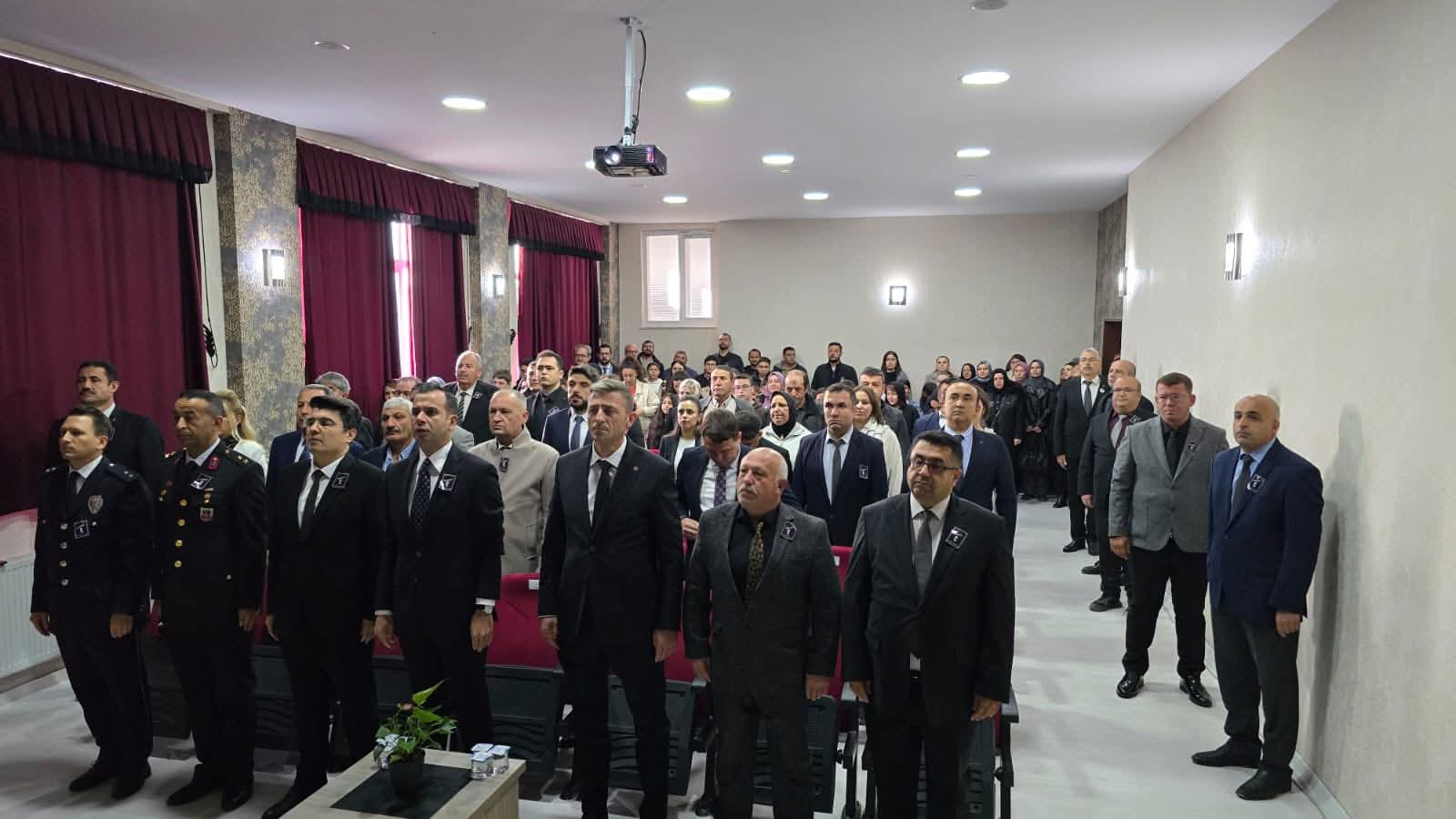 Afyon’da 10 Kasım Töreninde Salon Krizi: Belediye Başkanı ile Kaymakam Tartıştı