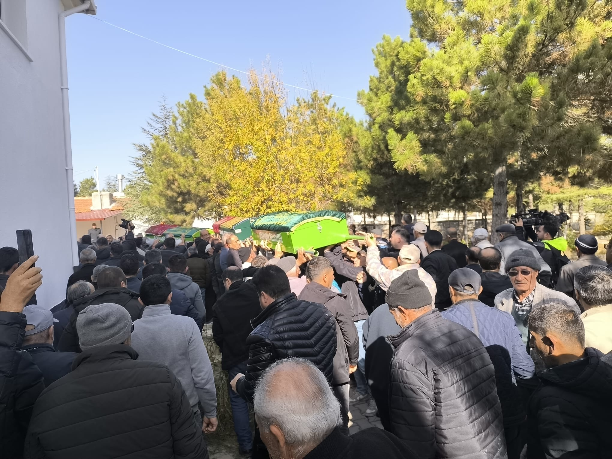 Zehirlenme Şüphesiyle Vefat Eden Anne ve İki Çocuğu İçin, Bolvadin'de Cenaze Namazı Kılındı