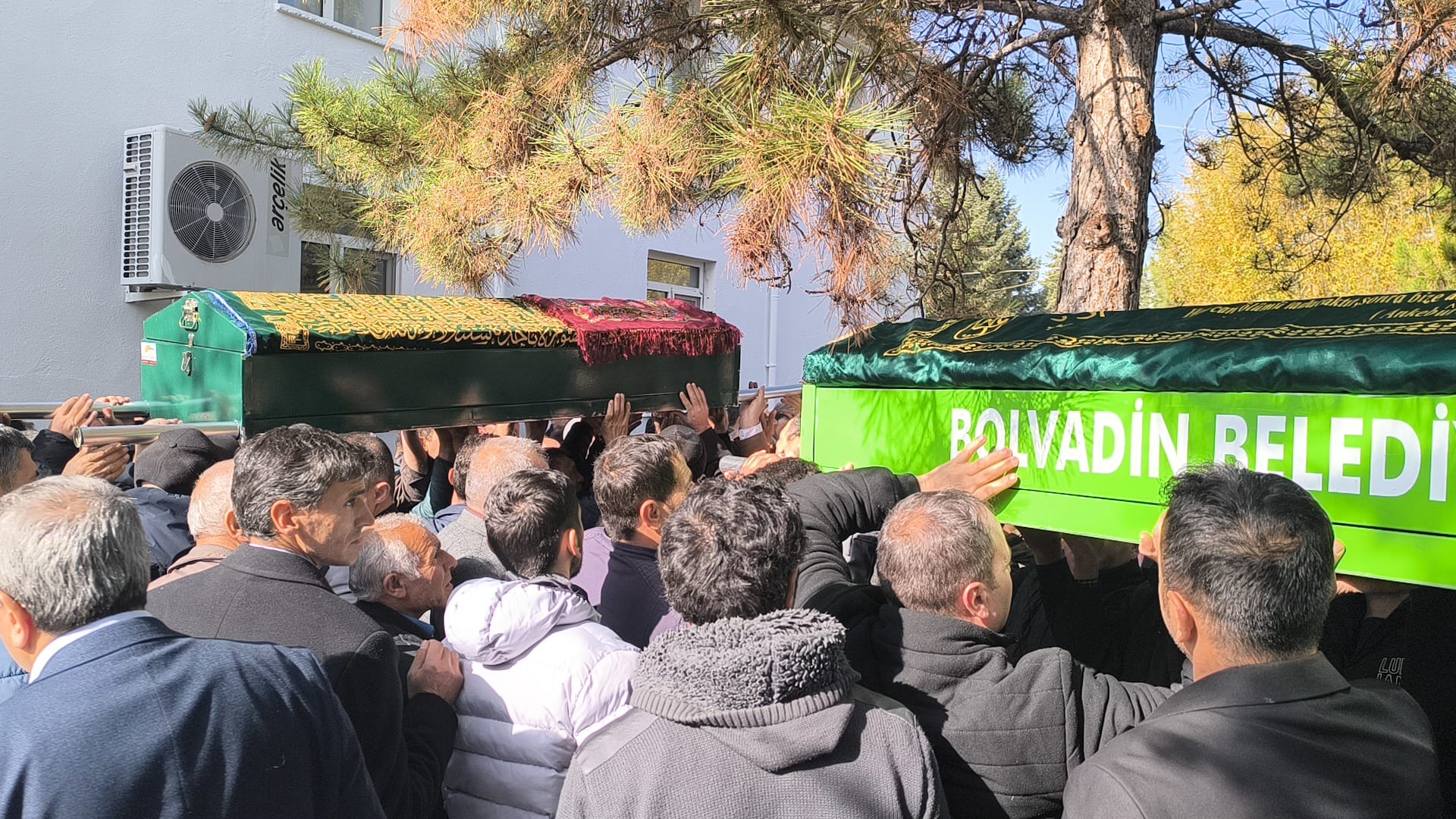 Zehirlenme Şüphesiyle Vefat Eden Anne ve İki Çocuğu İçin, Bolvadin'de Cenaze Namazı Kılındı