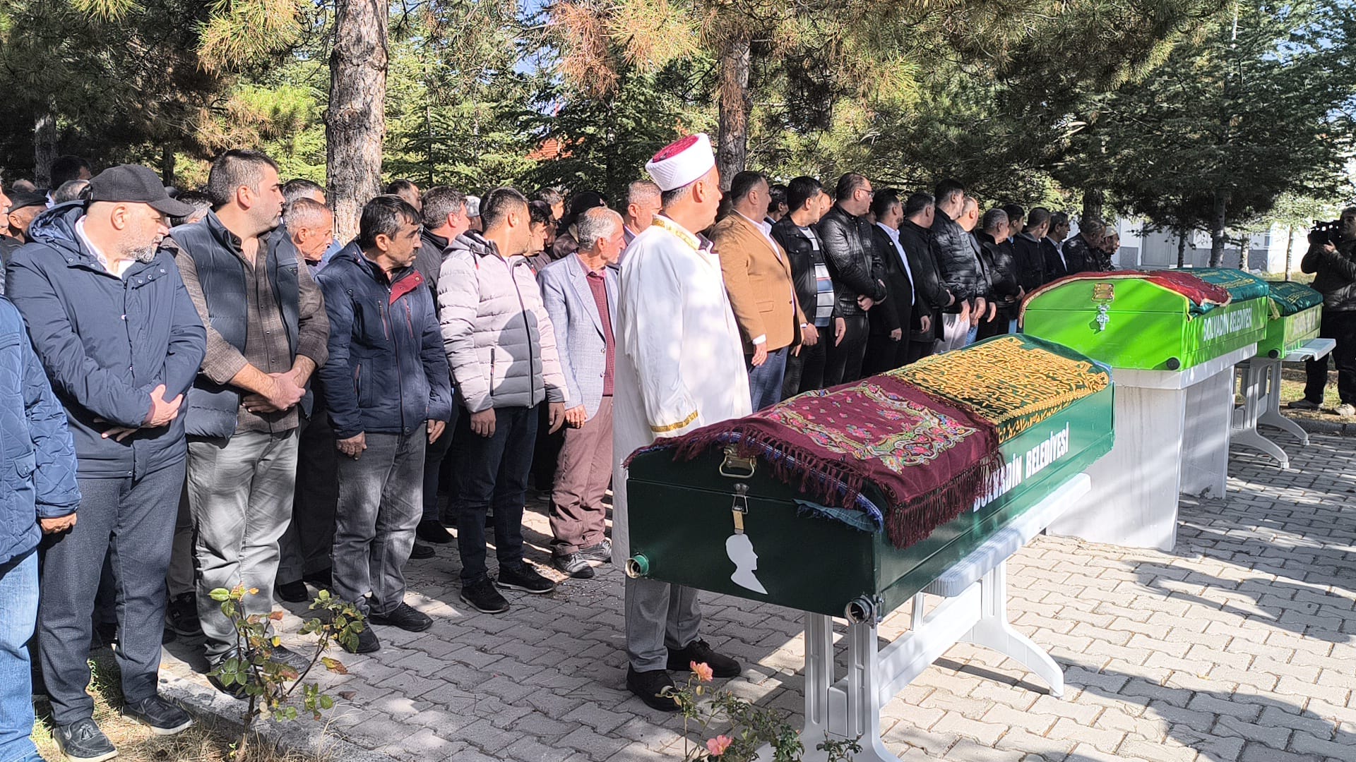 Zehirlenme Şüphesiyle Vefat Eden Anne ve İki Çocuğu İçin, Bolvadin'de Cenaze Namazı Kılındı