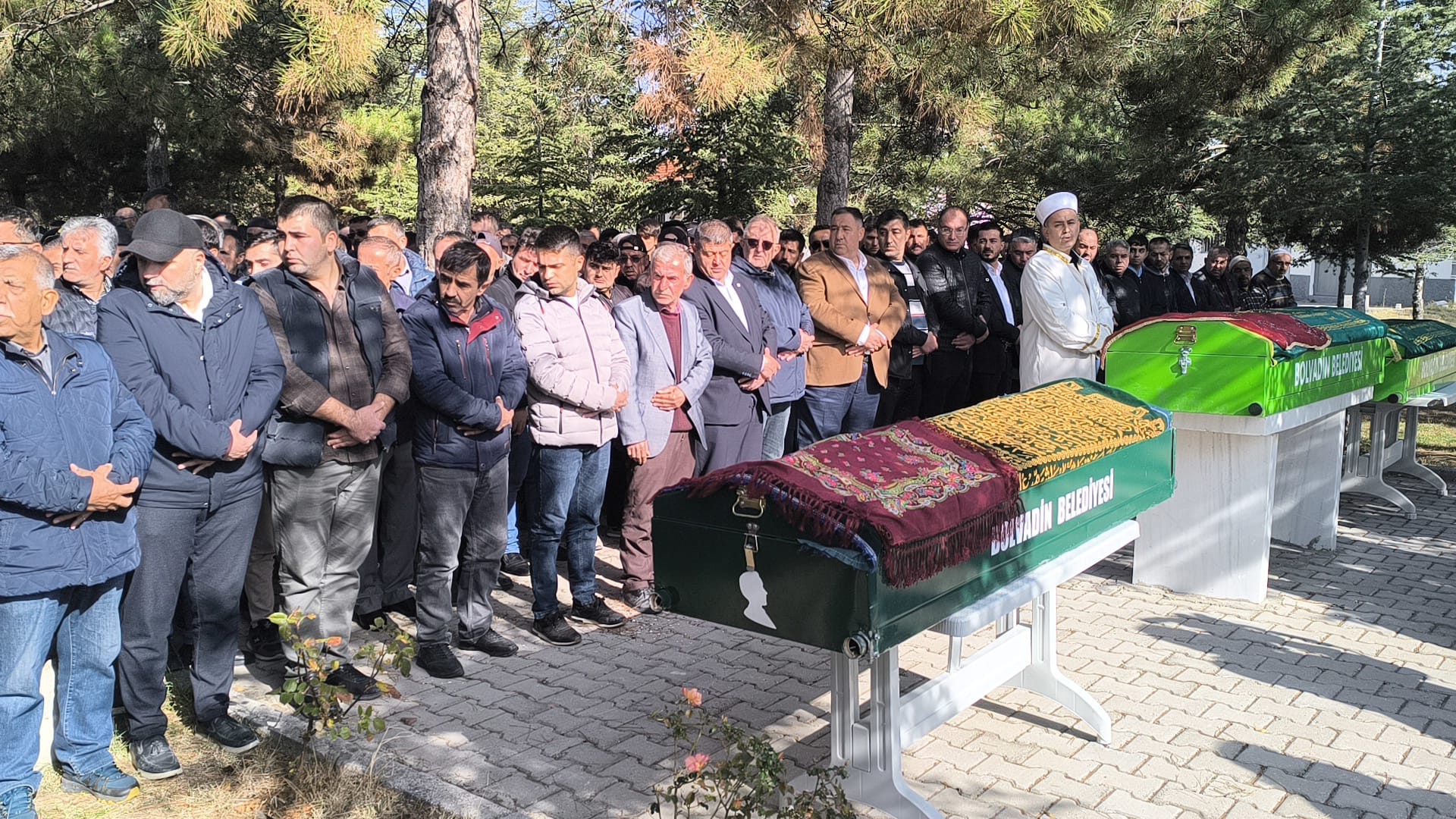 Zehirlenme Şüphesiyle Vefat Eden Anne ve İki Çocuğu İçin, Bolvadin'de Cenaze Namazı Kılındı