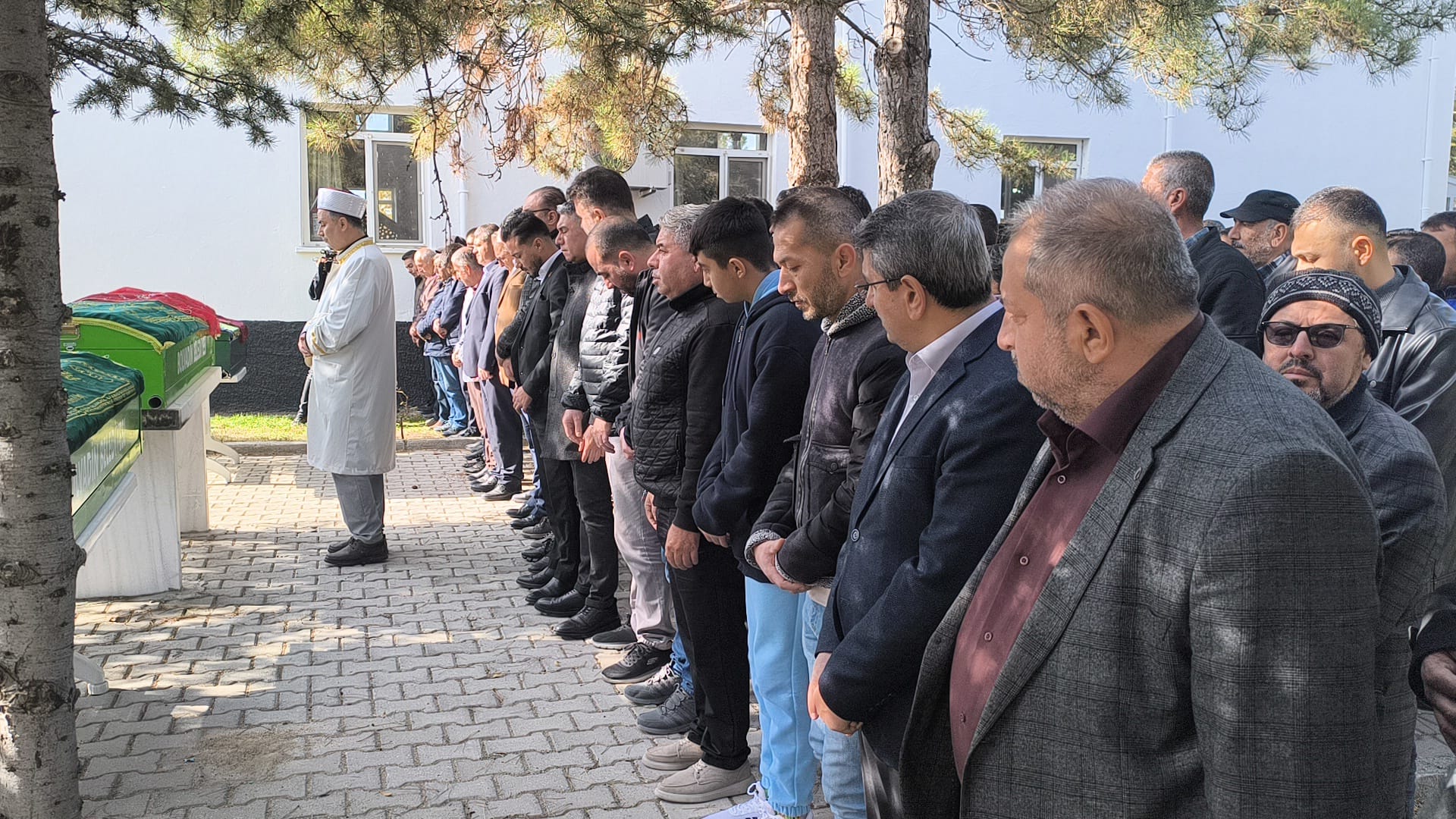 Zehirlenme Şüphesiyle Vefat Eden Anne ve İki Çocuğu İçin, Bolvadin'de Cenaze Namazı Kılındı