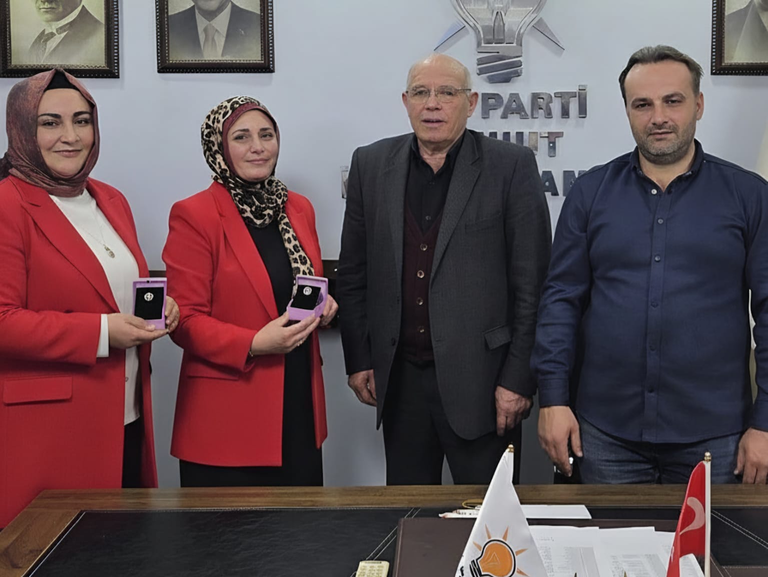 AK Parti Şuhut'un Üye Çalışmalarına Gümüş Rozetli Motivasyon
