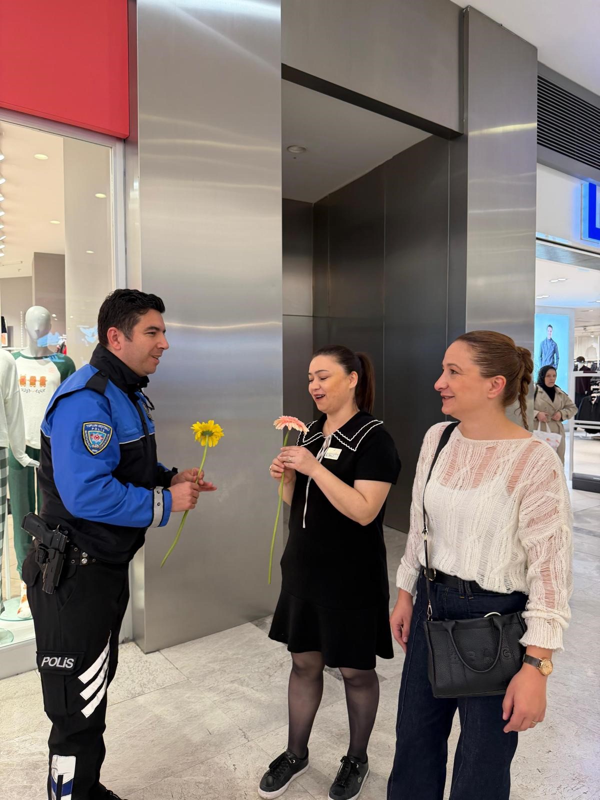 Afyonkarahisar Emniyetinden AVM’de KADES Bilgilendirmesi