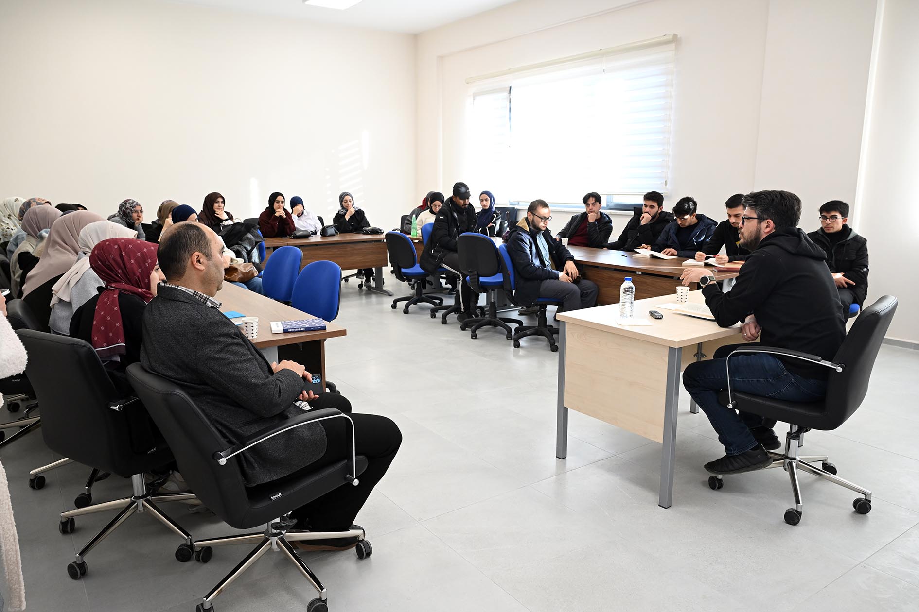 AKÜ’de "Akit Teorisi" Mercek Altına Alındı