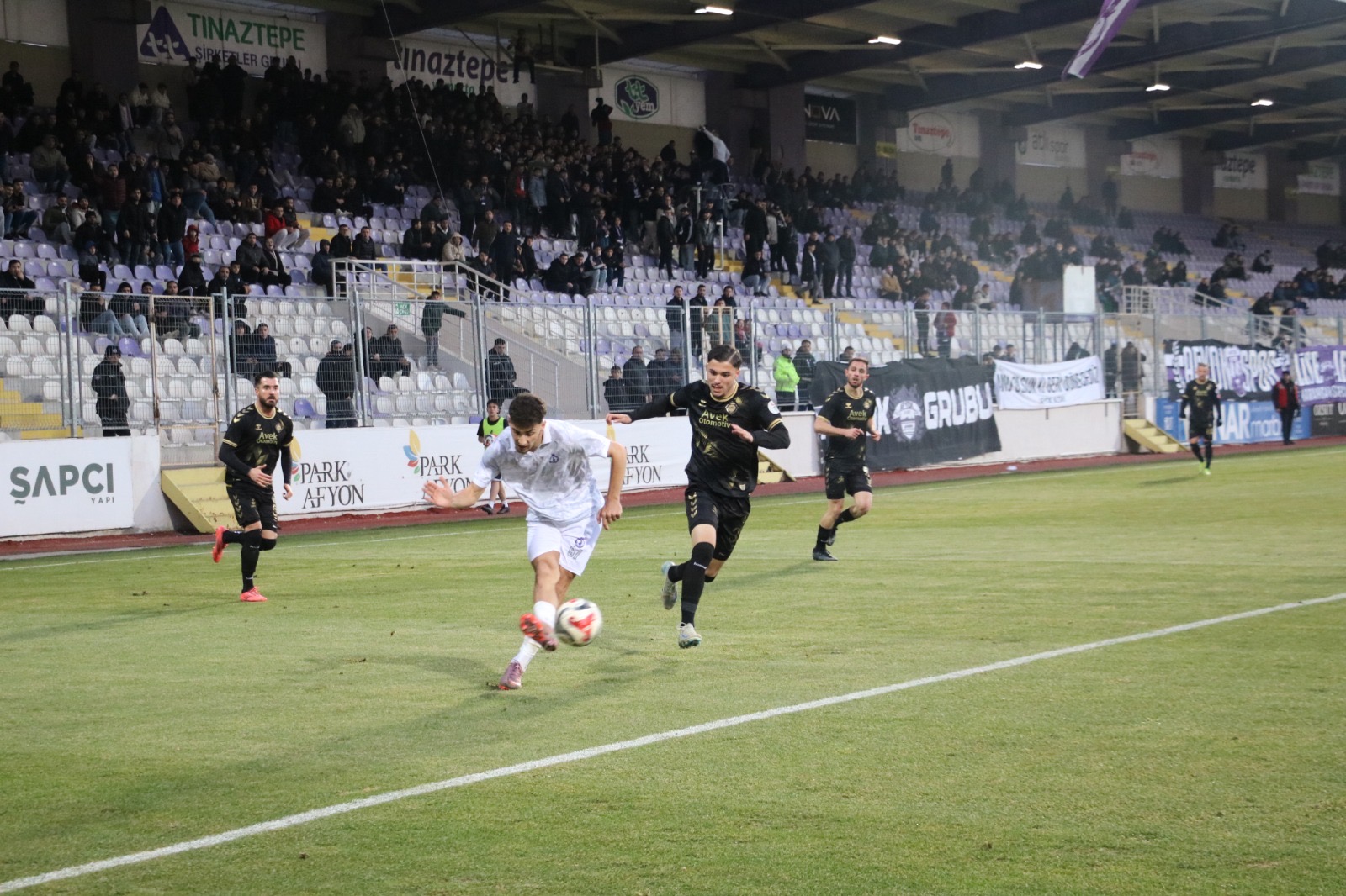 Hakem Maçın Önüne Geçti Ve Katletti