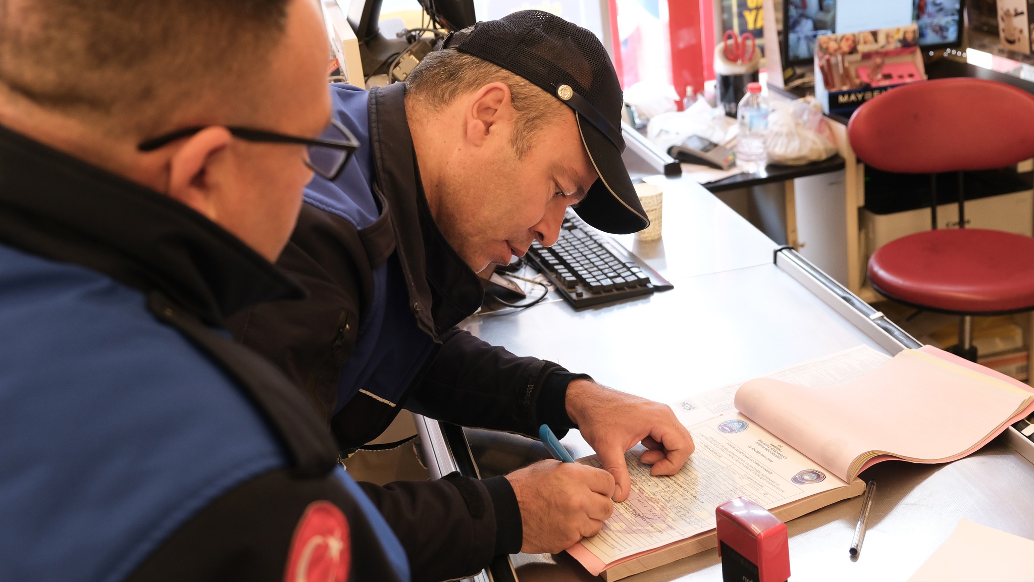 Belediye Zabıta Ekiplerinden Zincir Marketlere Sıkı Denetim