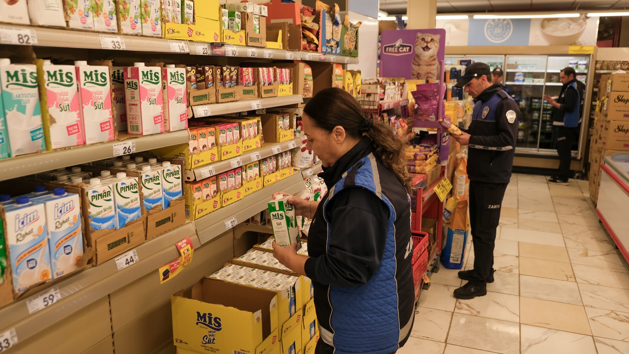 Belediye Zabıta Ekiplerinden Zincir Marketlere Sıkı Denetim
