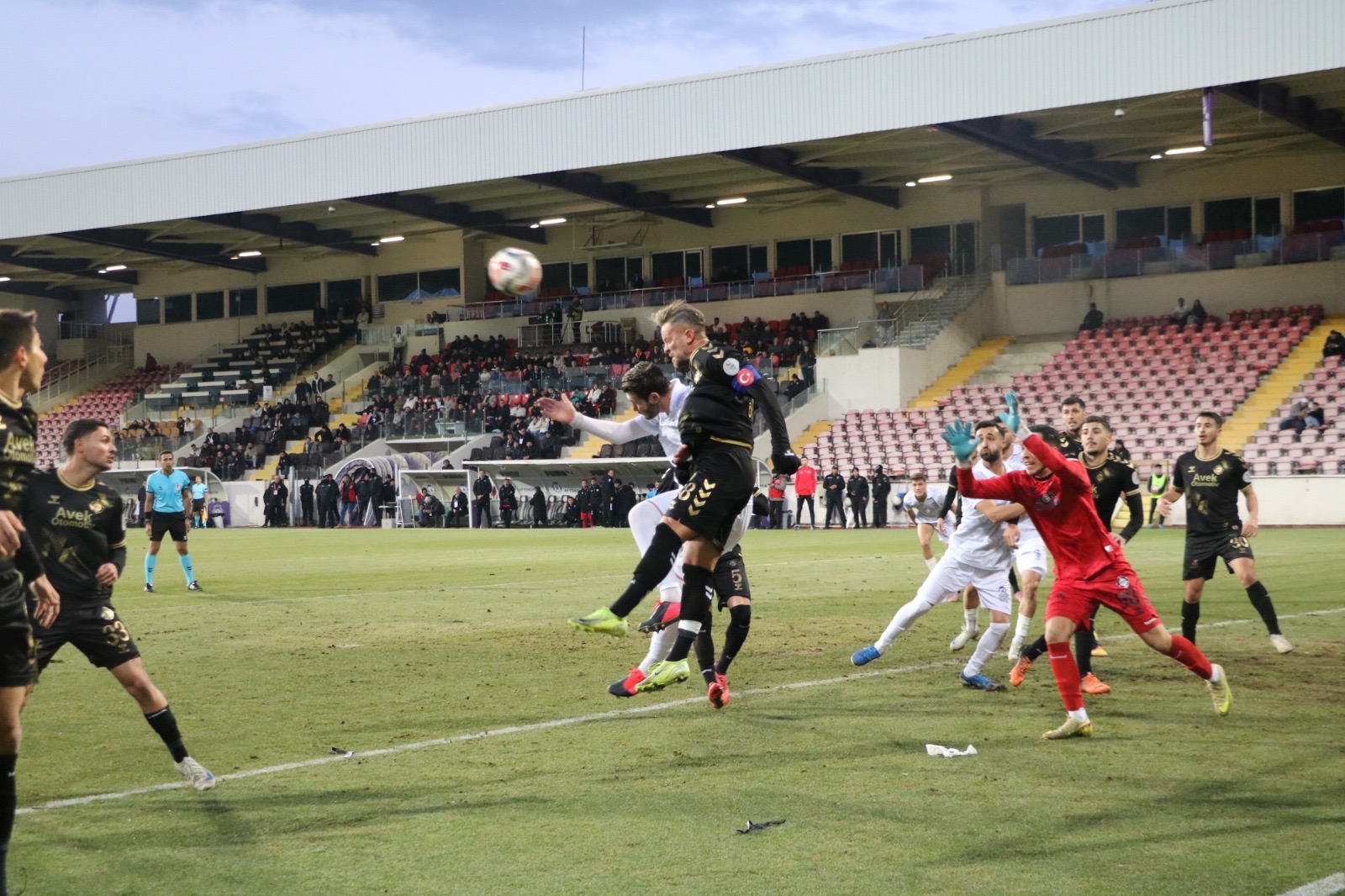 Hakem Maçın Önüne Geçti Ve Katletti