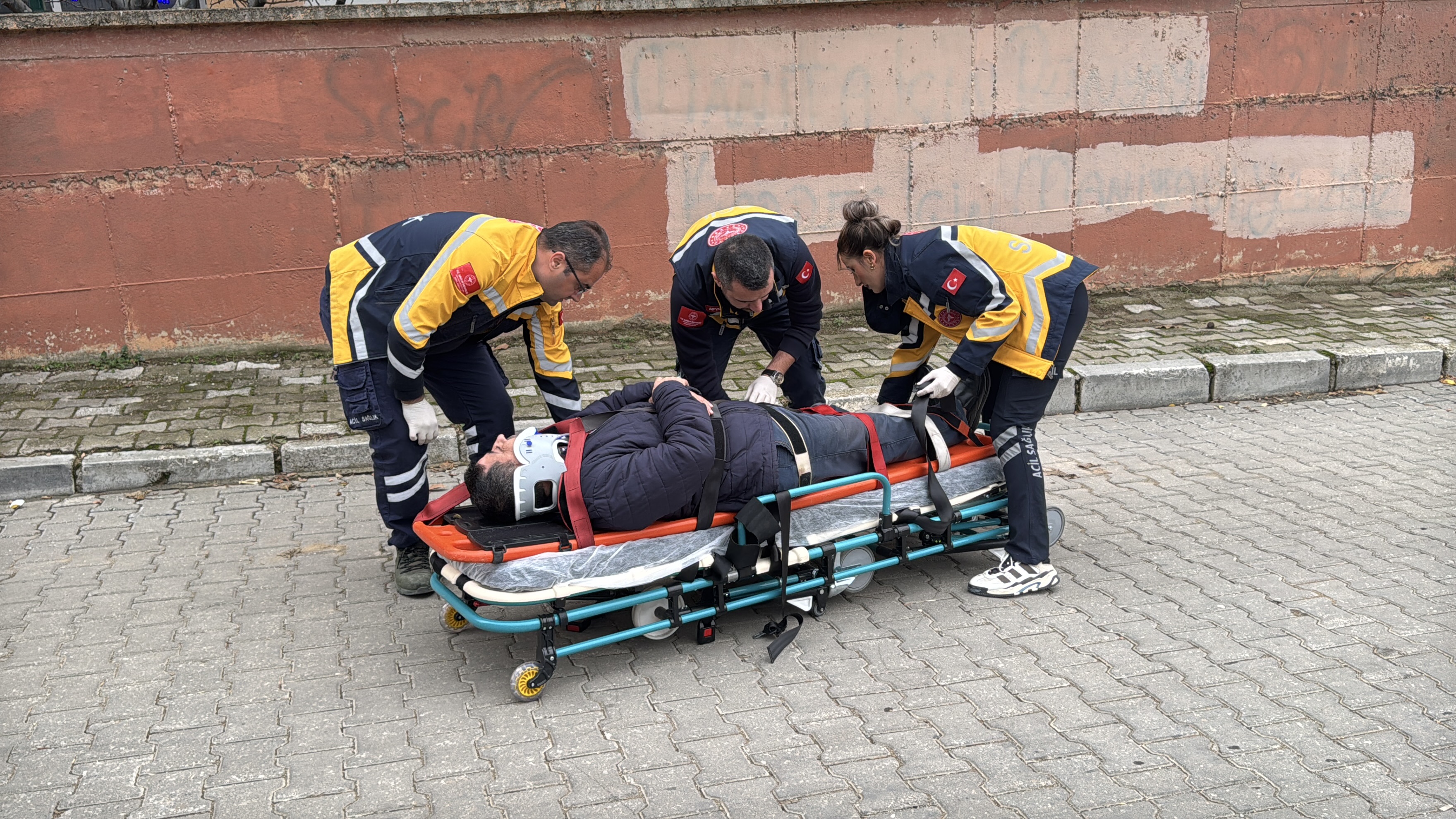 Acil Tıp Teknisyeni Çift, Ambulansla Hastaların İmdadına Koşuyor