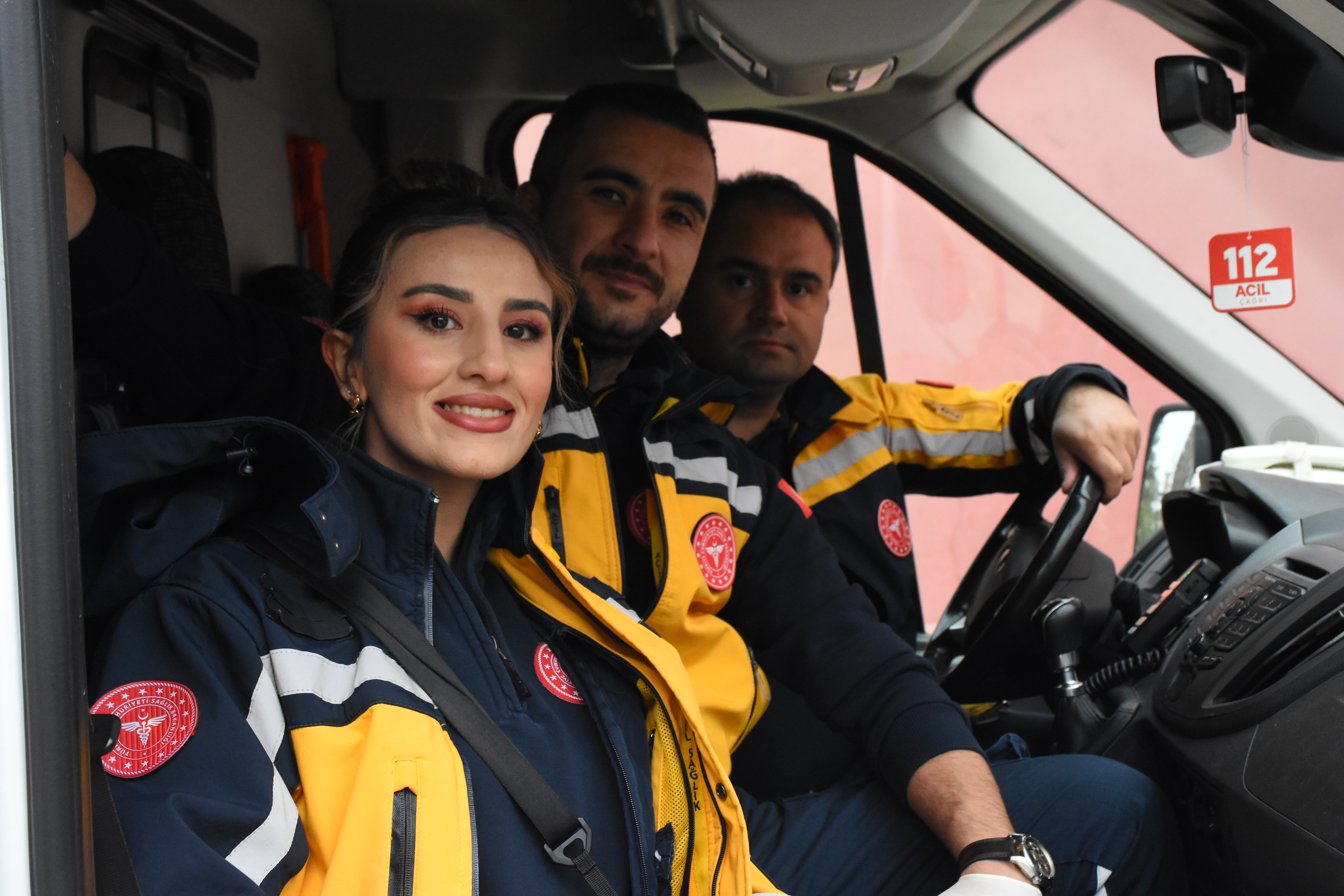 Acil Tıp Teknisyeni Çift, Ambulansla Hastaların İmdadına Koşuyor