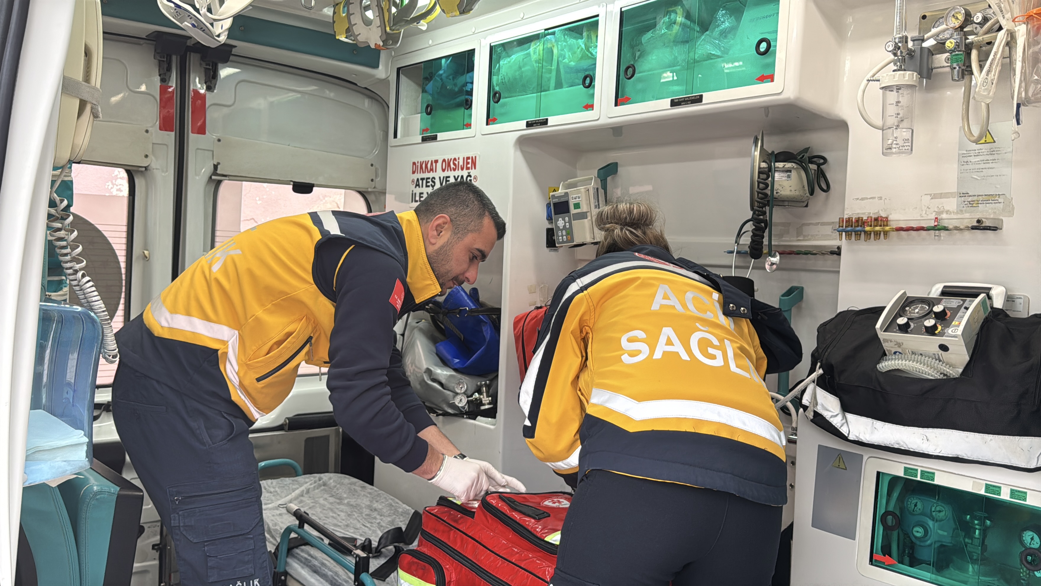 Acil Tıp Teknisyeni Çift, Ambulansla Hastaların İmdadına Koşuyor