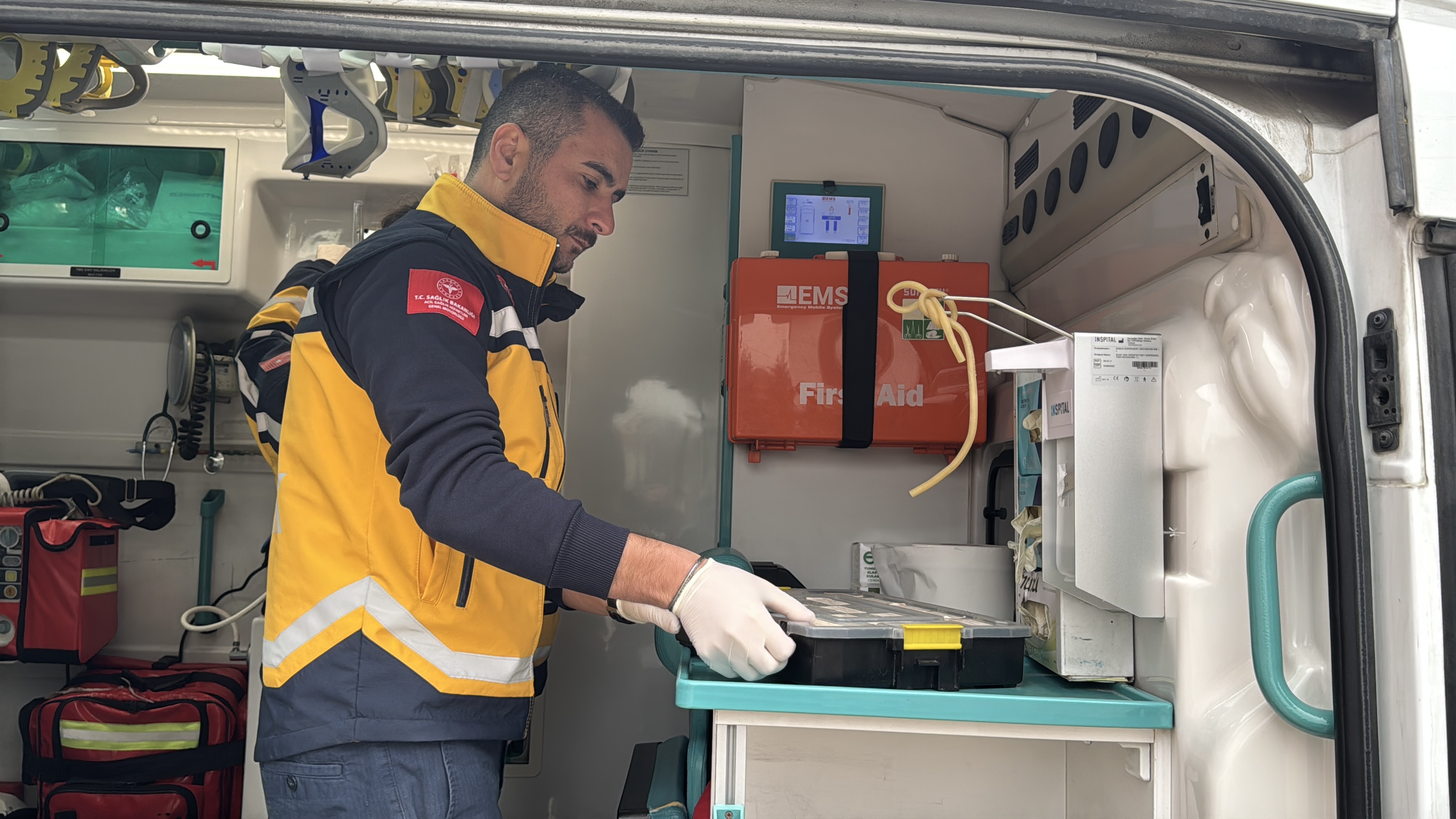 Acil Tıp Teknisyeni Çift, Ambulansla Hastaların İmdadına Koşuyor