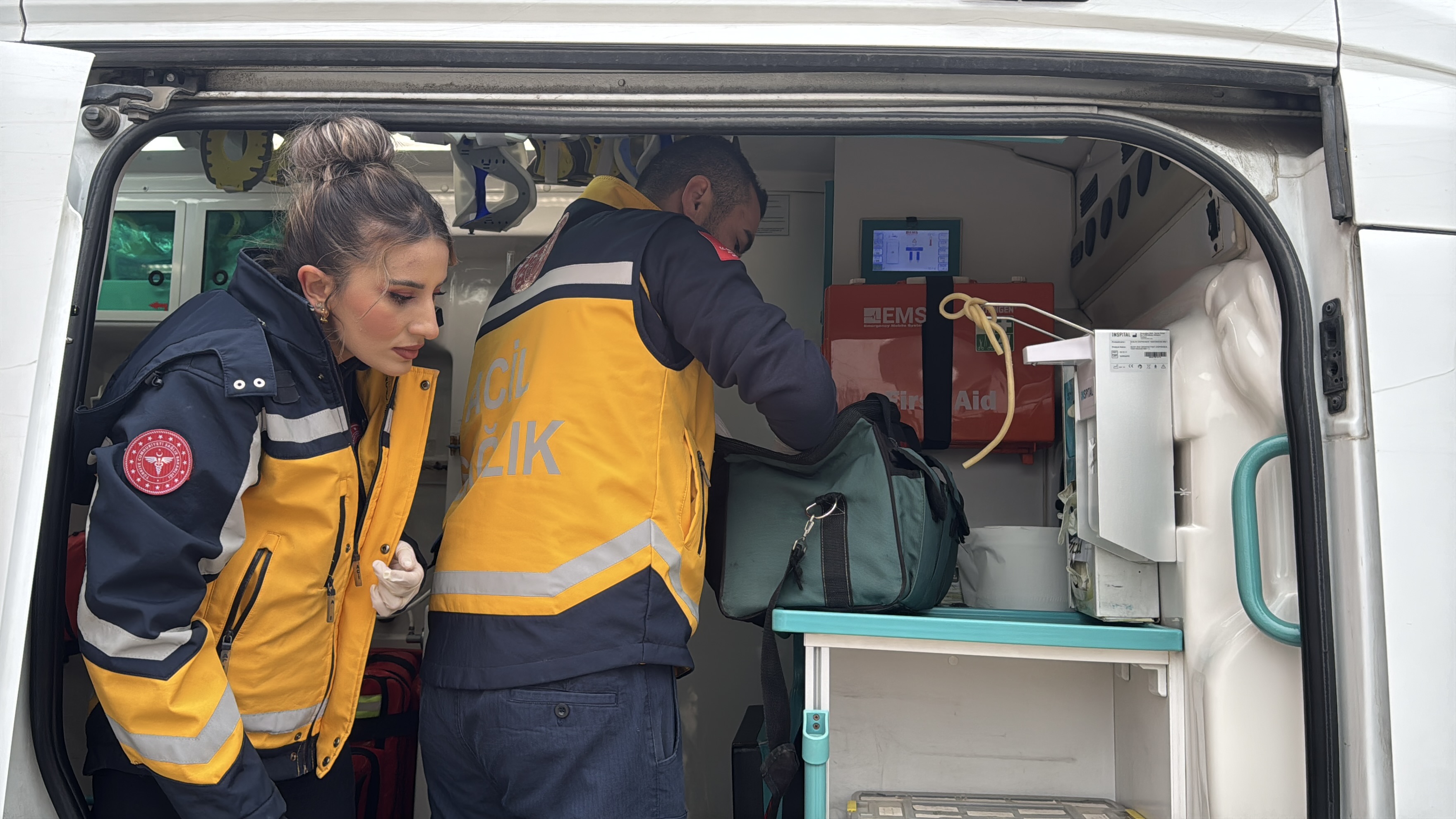 Acil Tıp Teknisyeni Çift, Ambulansla Hastaların İmdadına Koşuyor