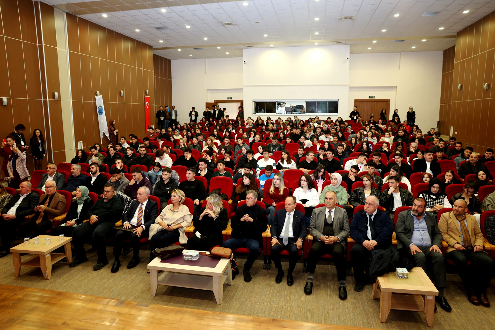 AKÜ’de Lojistik Zirvesi Düzenlendi