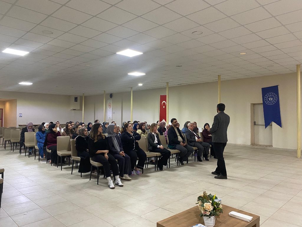 Akyüz Öğrencilere Edebiyatı Anlattı