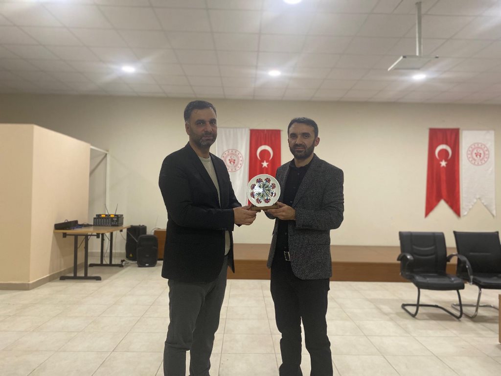 Akyüz Öğrencilere Edebiyatı Anlattı