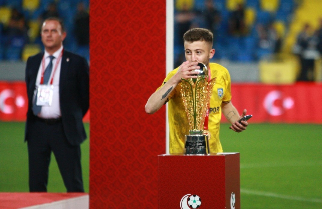 Silahlı Saldırı: 1'i Futbolcu 3 Yaralı