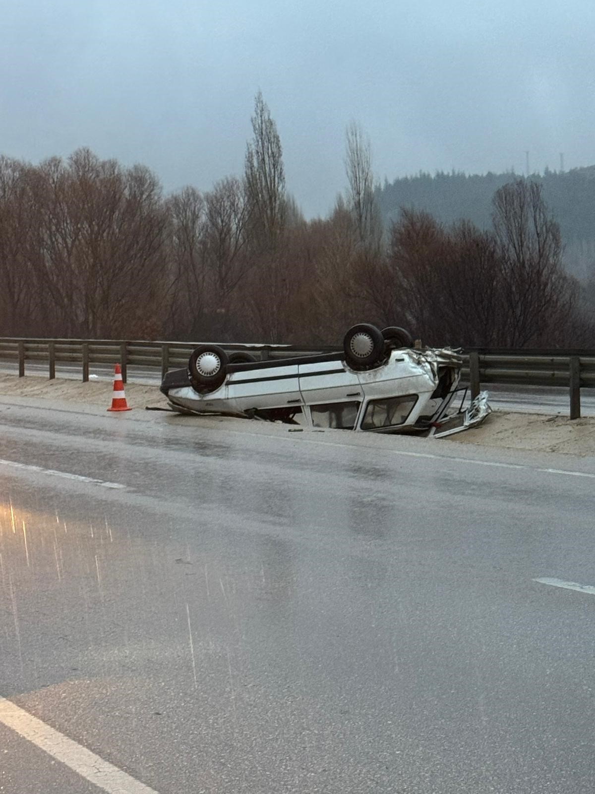 Afyon’da Trafik Kazası: Sürücü Hastaneye Kaldırıldı