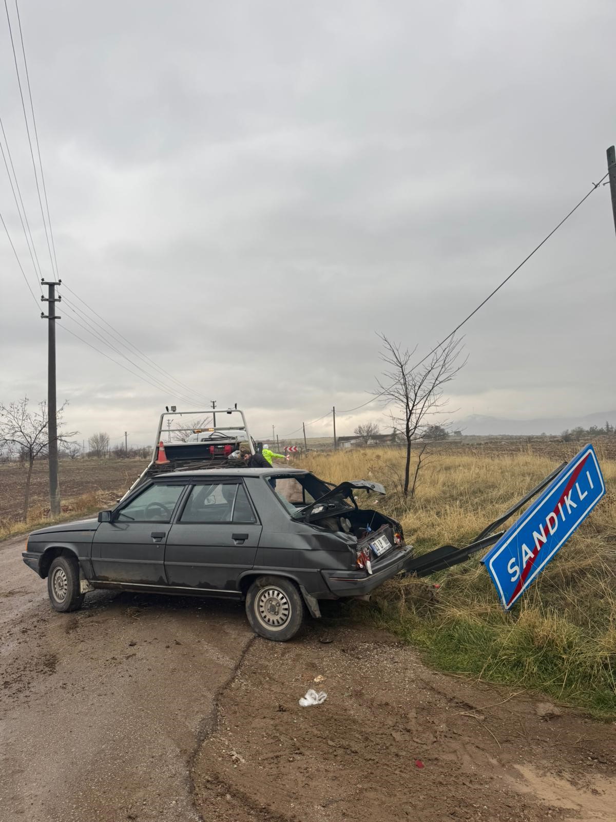 Sandıklı'da Kontrolden Çıkan Araç Şarampole Yuvarlandı