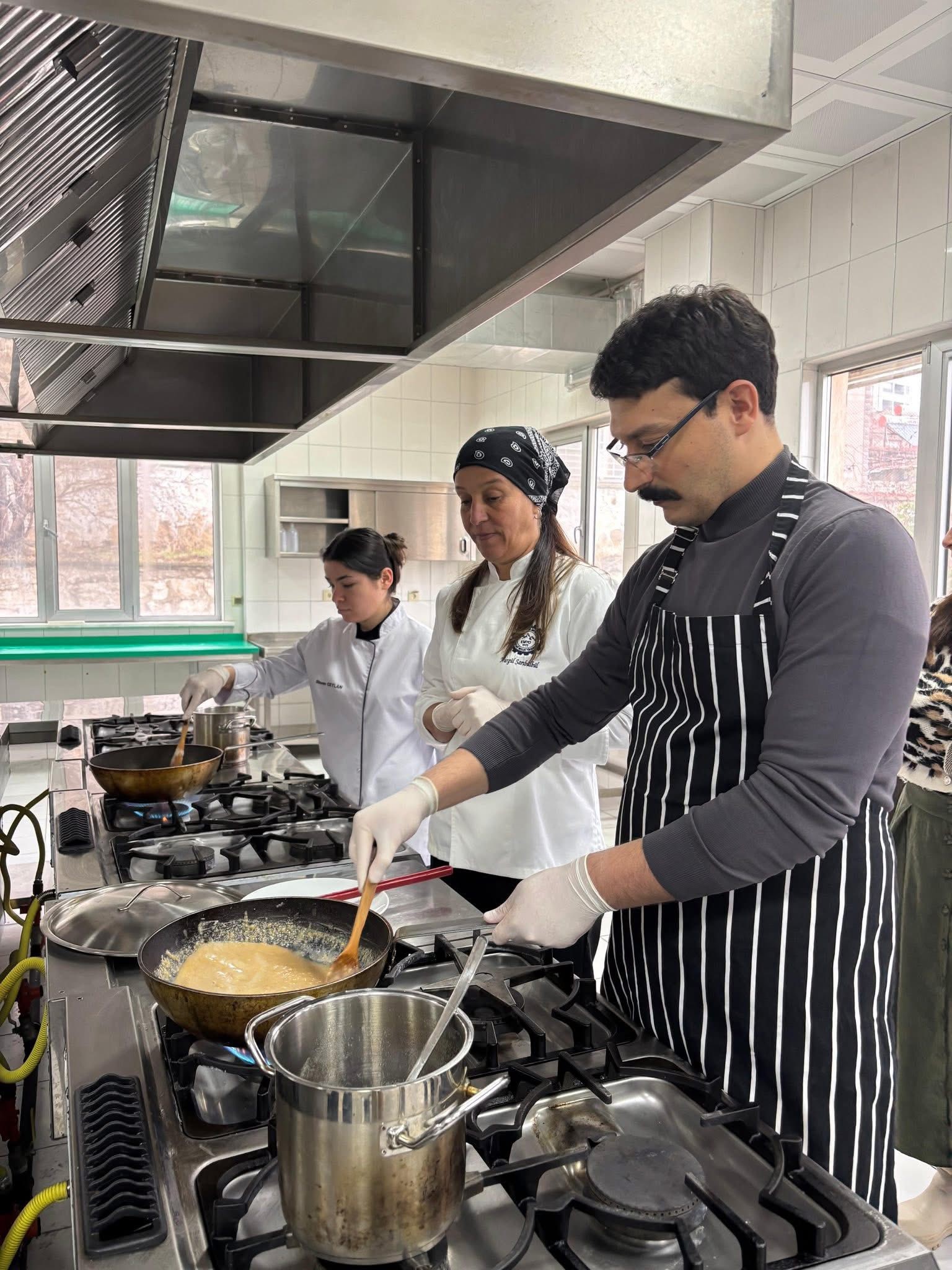 Kaymakam Akgül’den Anlamlı Etkinlik: Önlüğü Takıp Mutfağa Girdi
