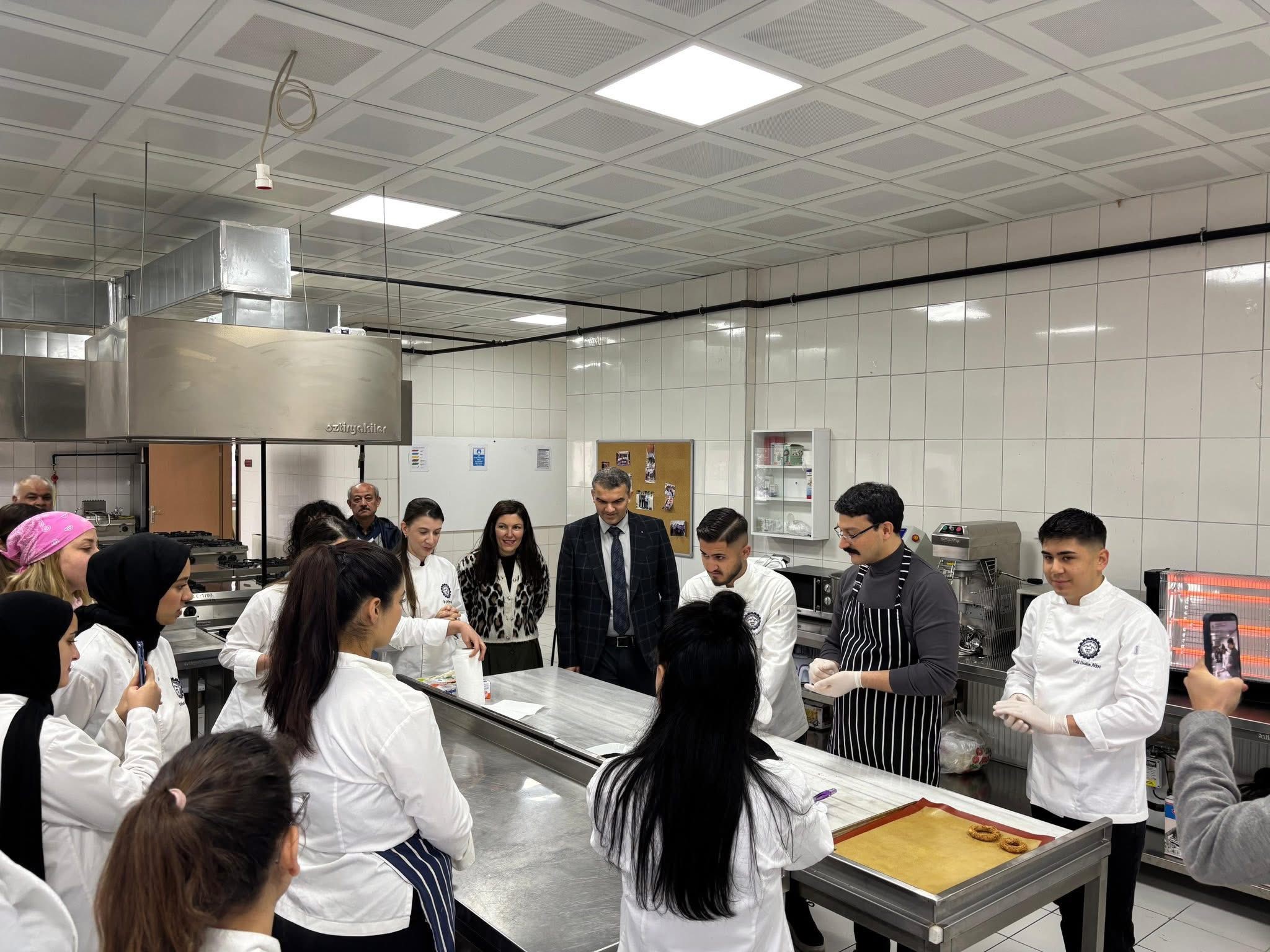 Kaymakam Akgül’den Anlamlı Etkinlik: Önlüğü Takıp Mutfağa Girdi