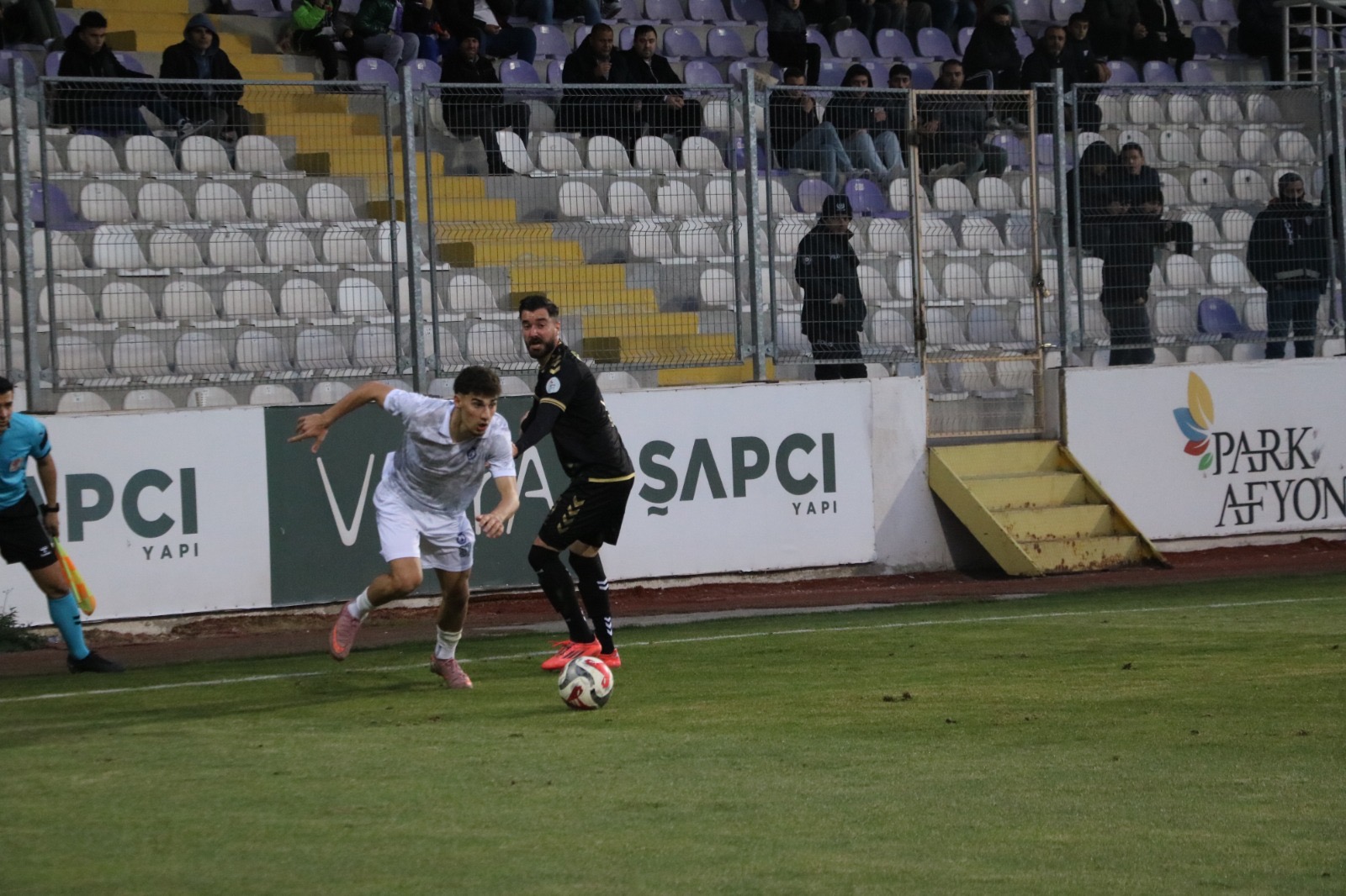 Hakem Maçın Önüne Geçti Ve Katletti