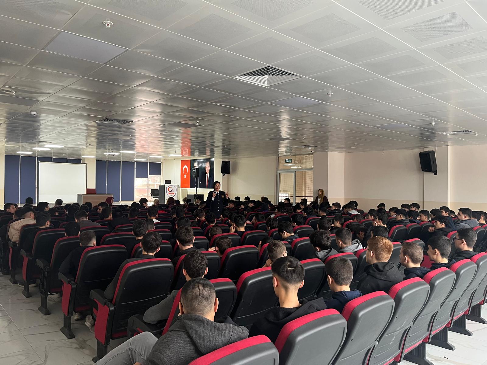 Emniyet Ekiplerinden Öğrencilere Akran Zorbalığı ve Çocuk Suçları Eğitimi