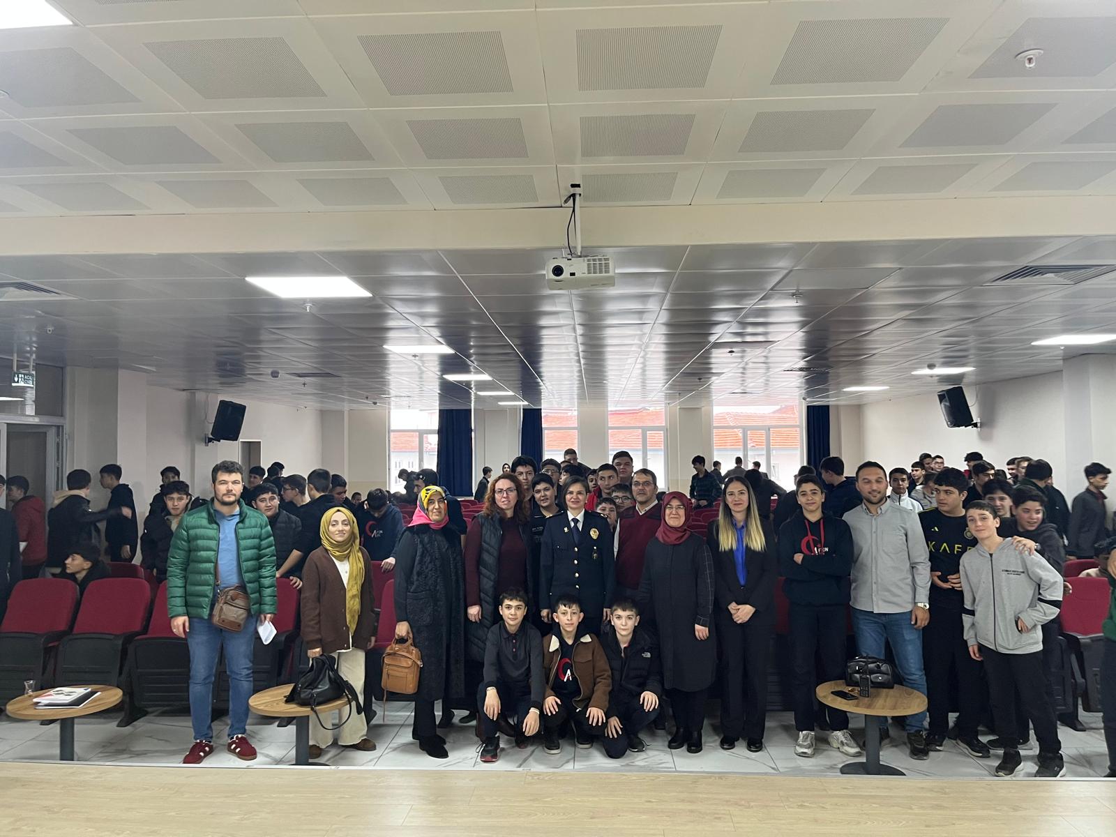 Emniyet Ekiplerinden Öğrencilere Akran Zorbalığı ve Çocuk Suçları Eğitimi