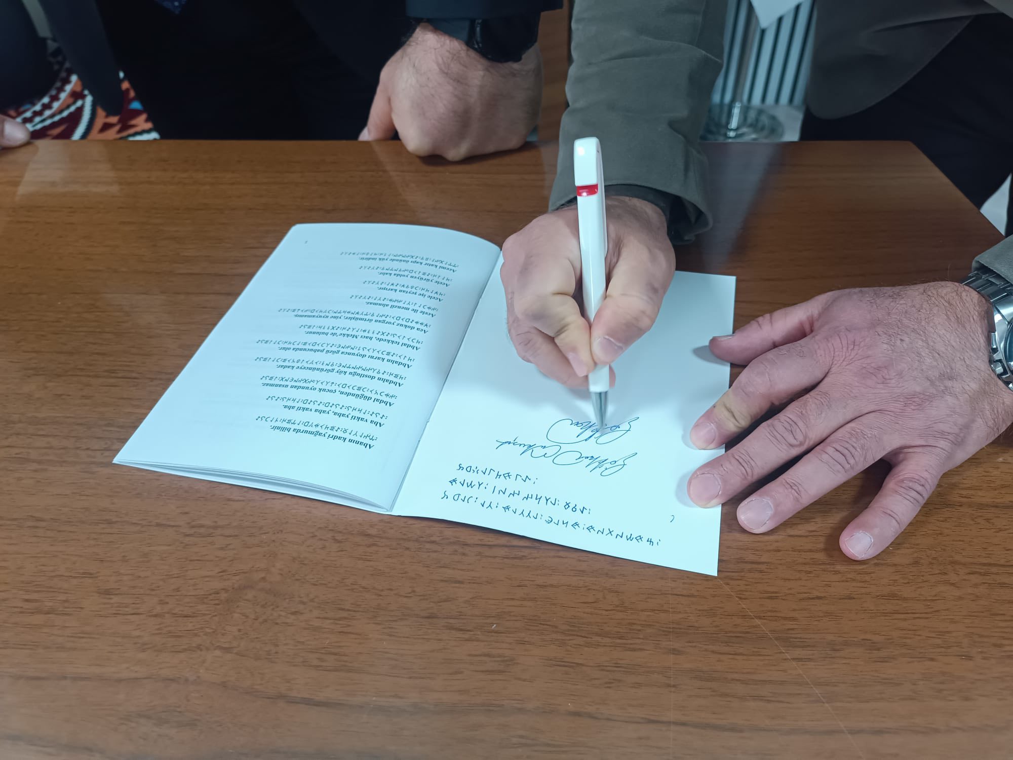 Göktürkçe Atasözleri Kitabı Müdür Sünnetci’ye Tanıtıldı