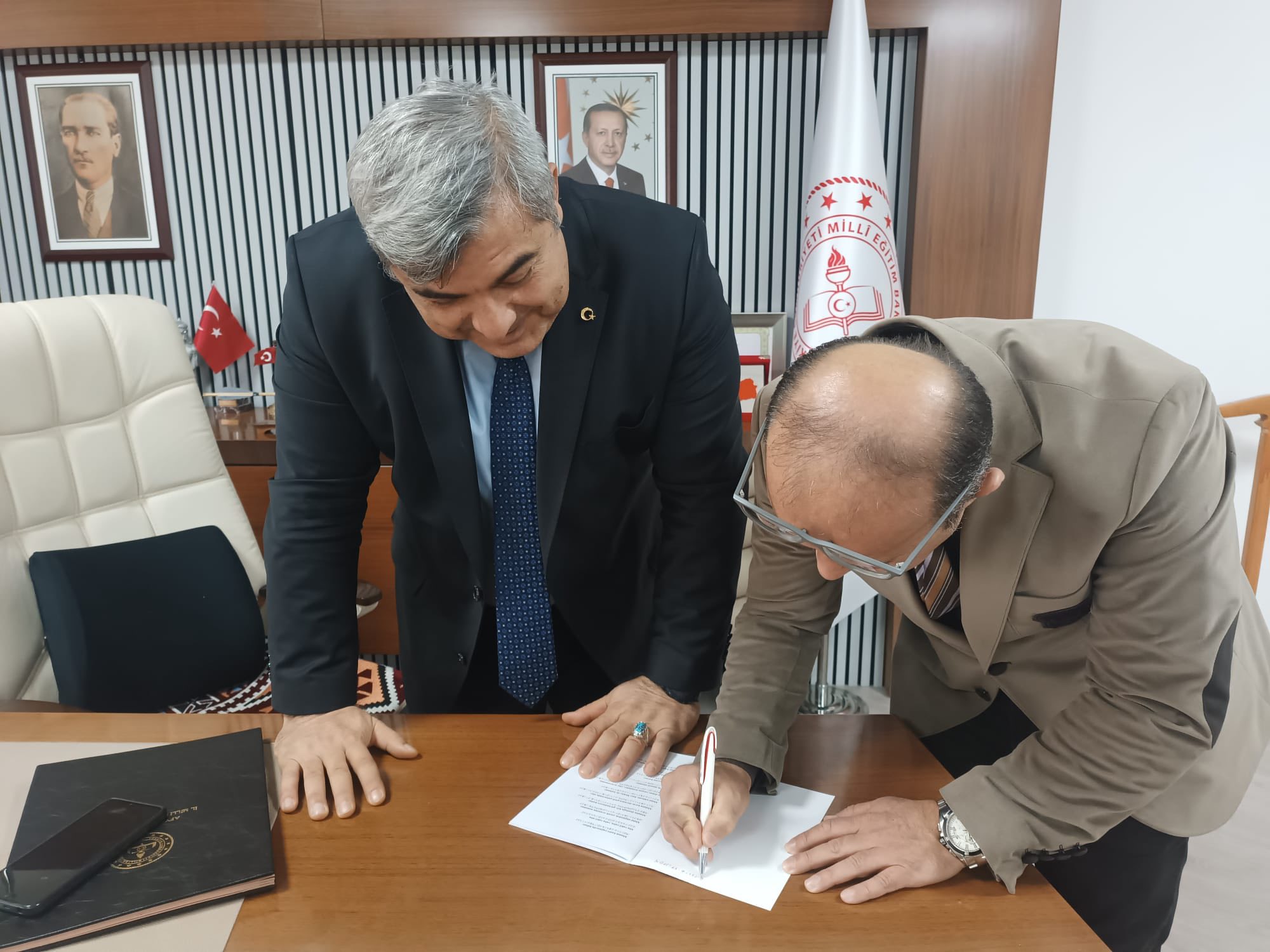 Göktürkçe Atasözleri Kitabı Müdür Sünnetci’ye Tanıtıldı