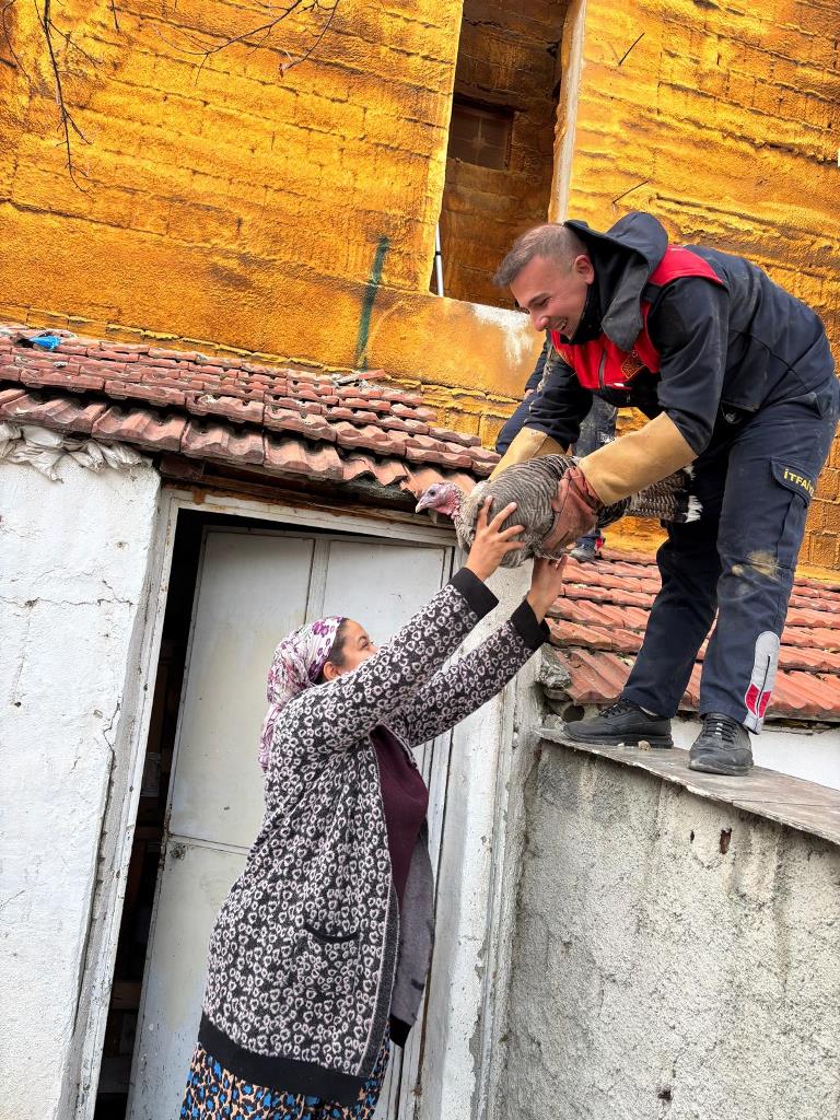 Havalandırma Boşluğuna Düşen Hindi İtfaiye Ekipleriyle Hayata Tutundu