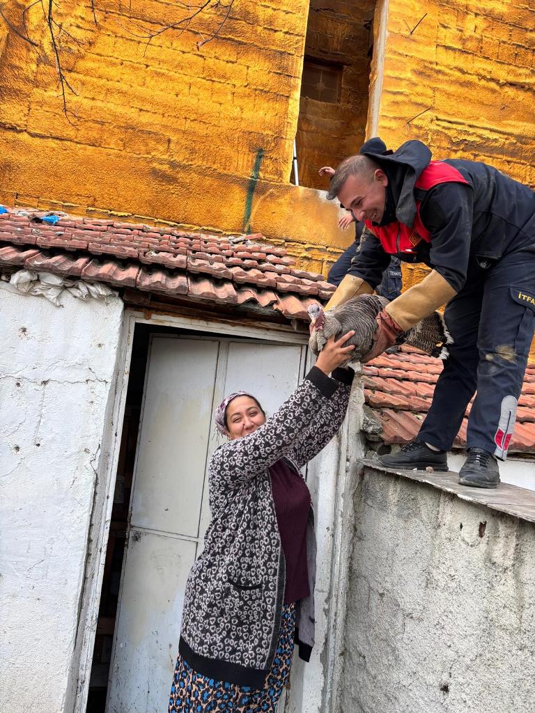 Havalandırma Boşluğuna Düşen Hindi İtfaiye Ekipleriyle Hayata Tutundu