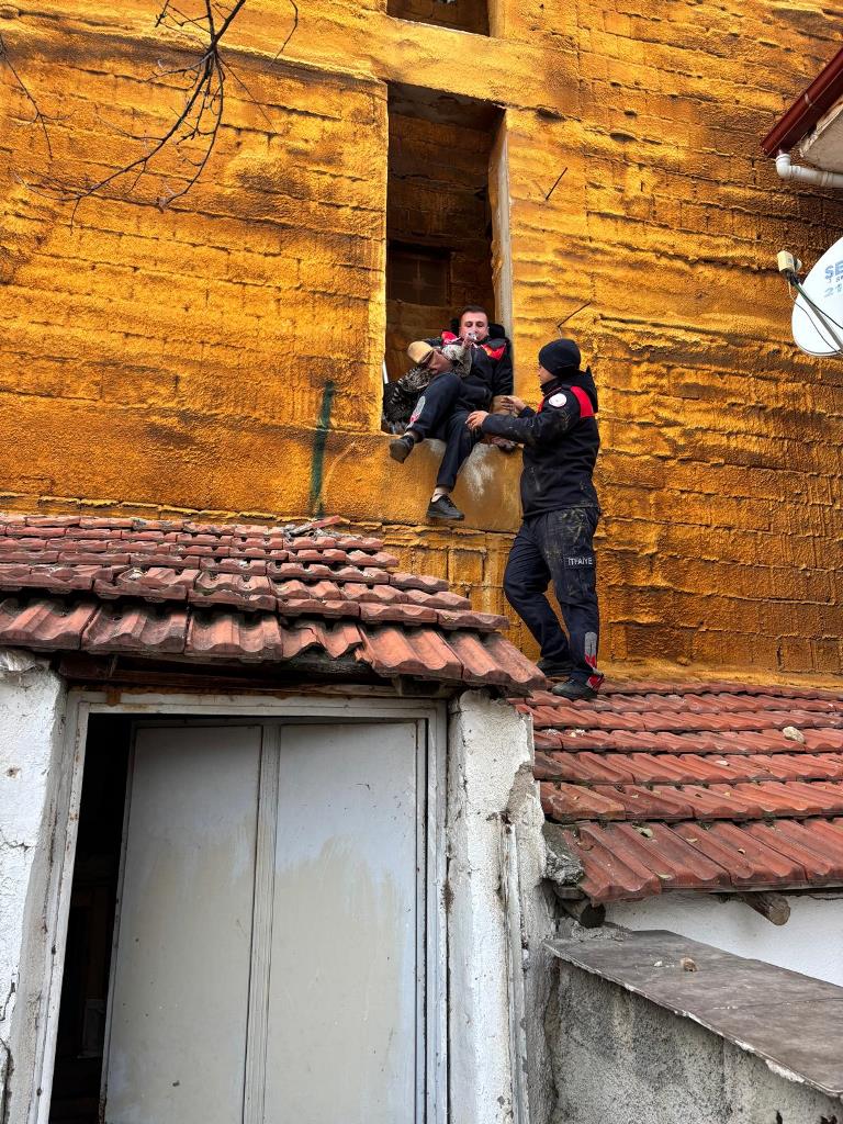 Havalandırma Boşluğuna Düşen Hindi İtfaiye Ekipleriyle Hayata Tutundu