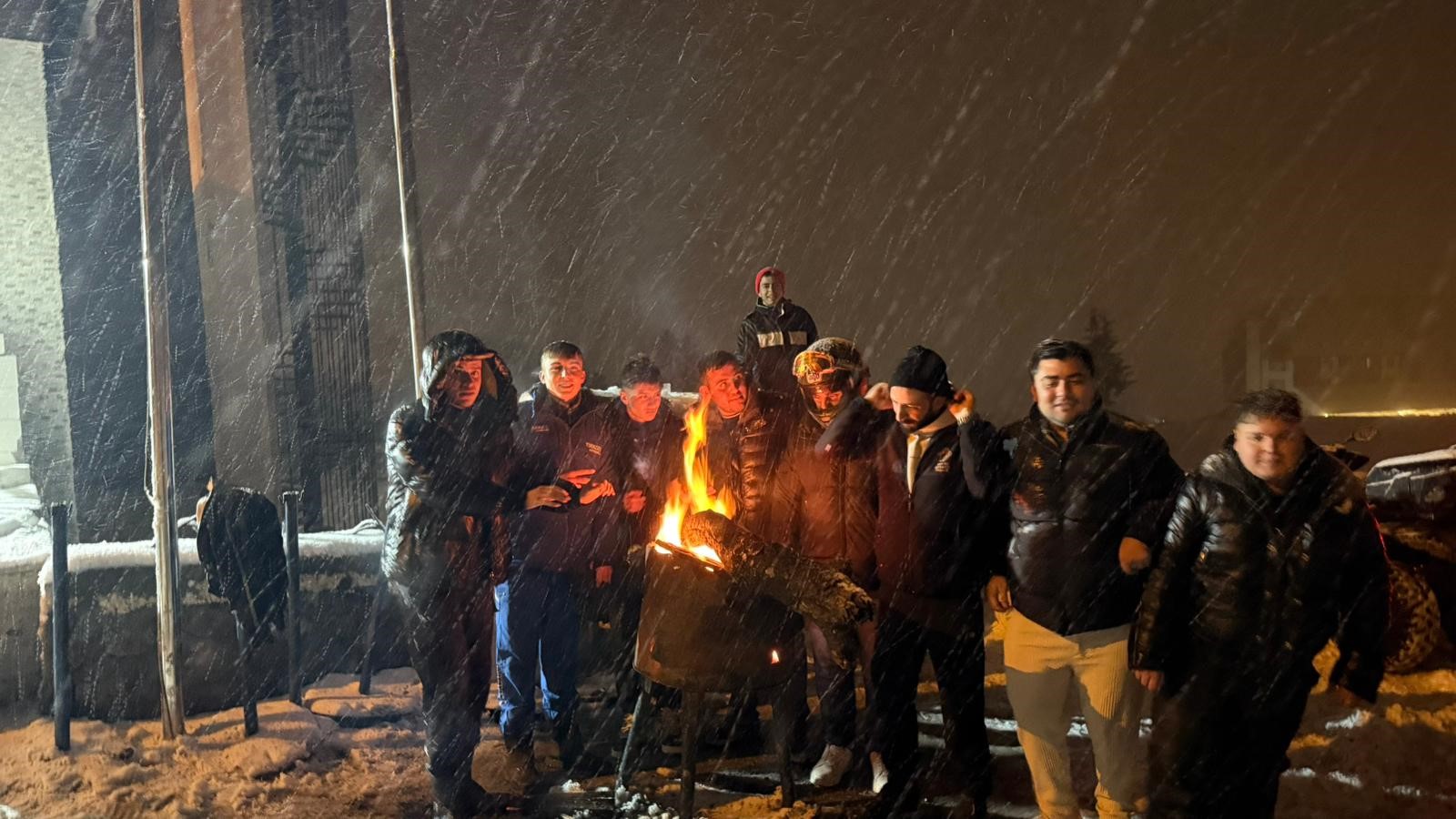 O İlde yoğun kar var...Ekipler yolların kapanmaması için aralıksız çalışıyor