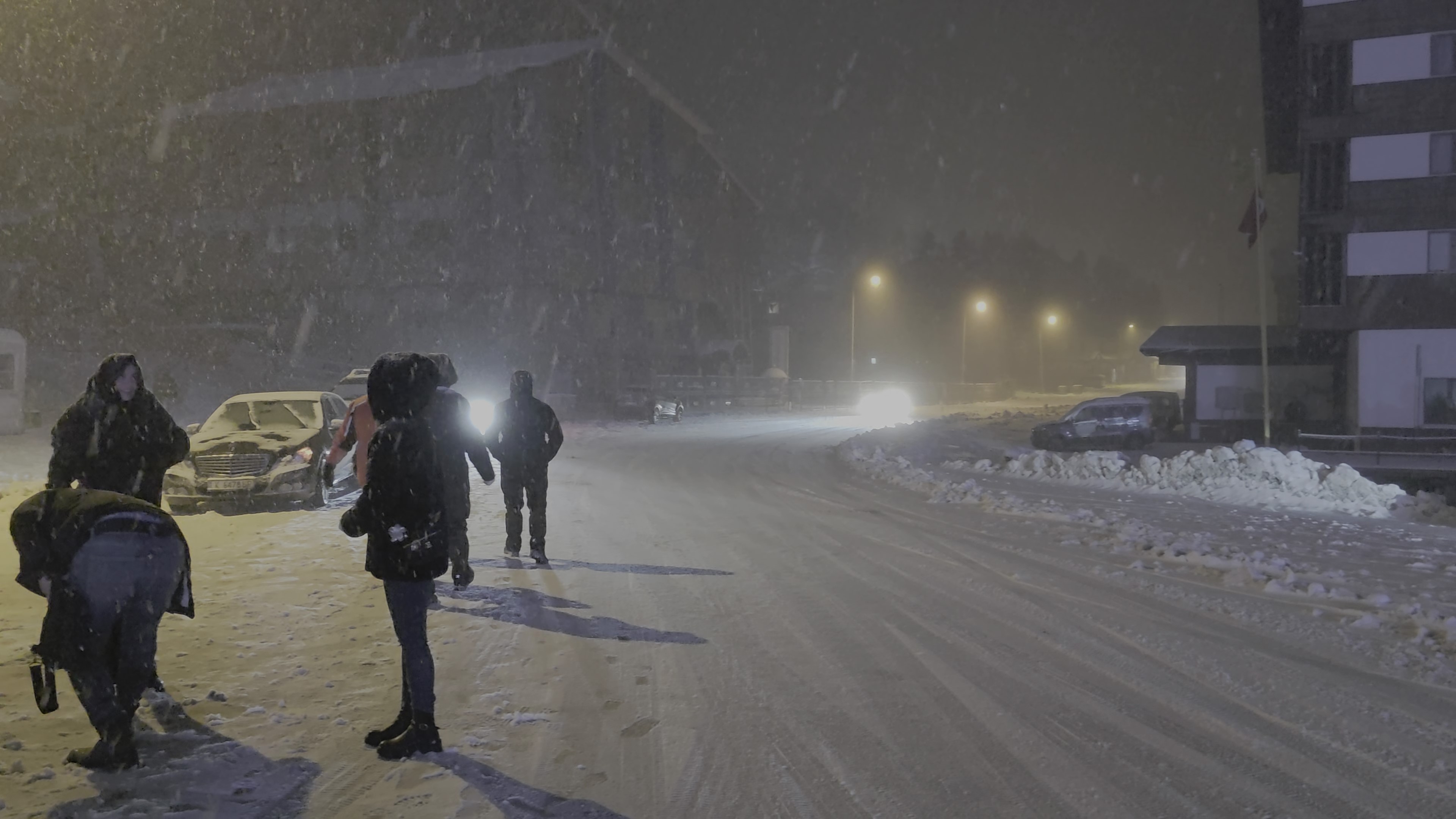 O İlde yoğun kar var...Ekipler yolların kapanmaması için aralıksız çalışıyor