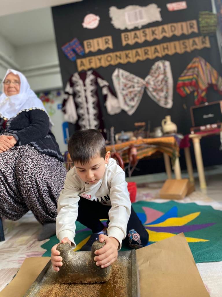 İscehisar Anaokulu’nda “Gelenekten Geleceğe, Üç Nesil Bir Arada”