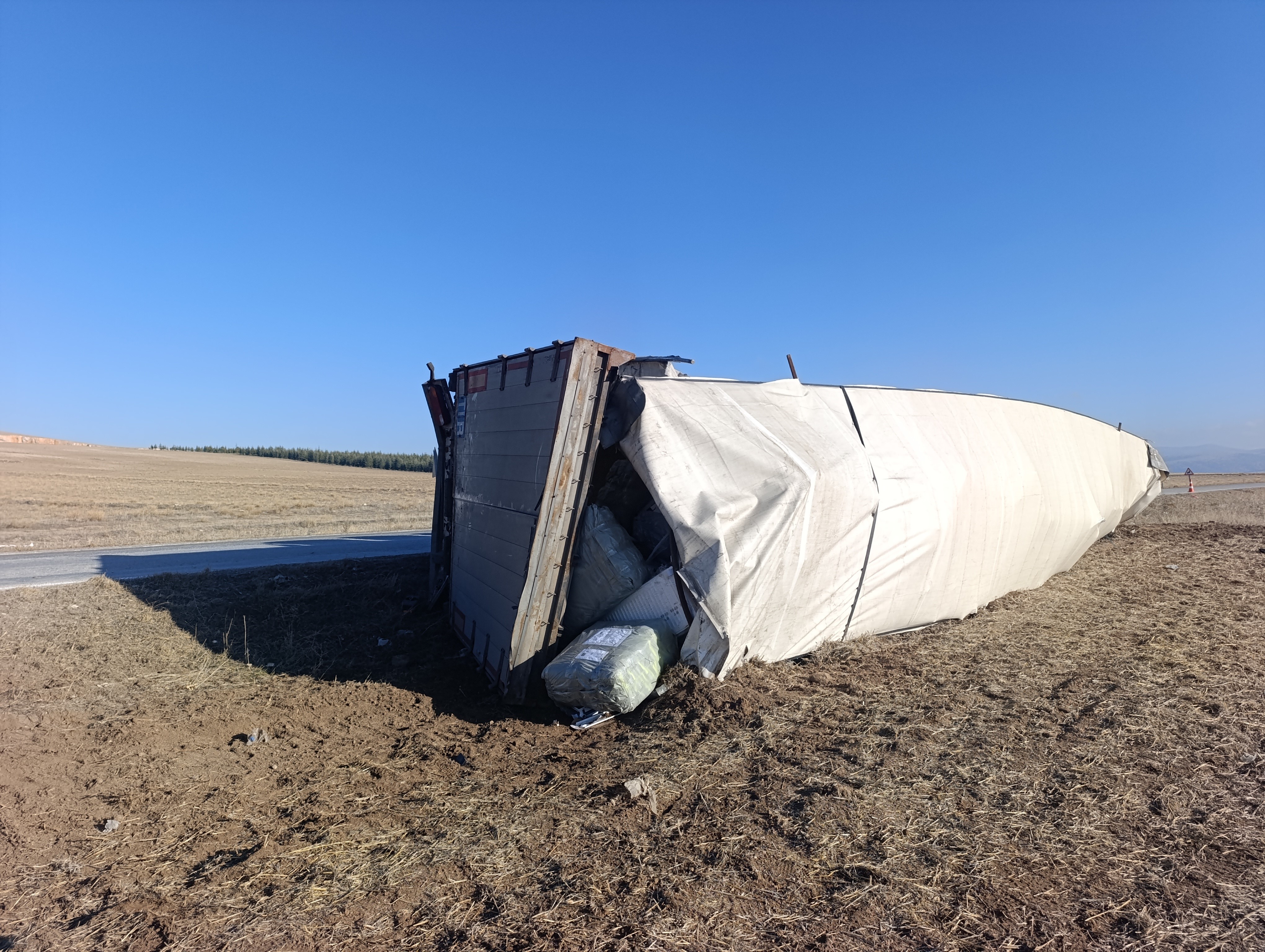 Afyonkarahisar'da Kalorifer Peteği Yüklü Tır Devrildi