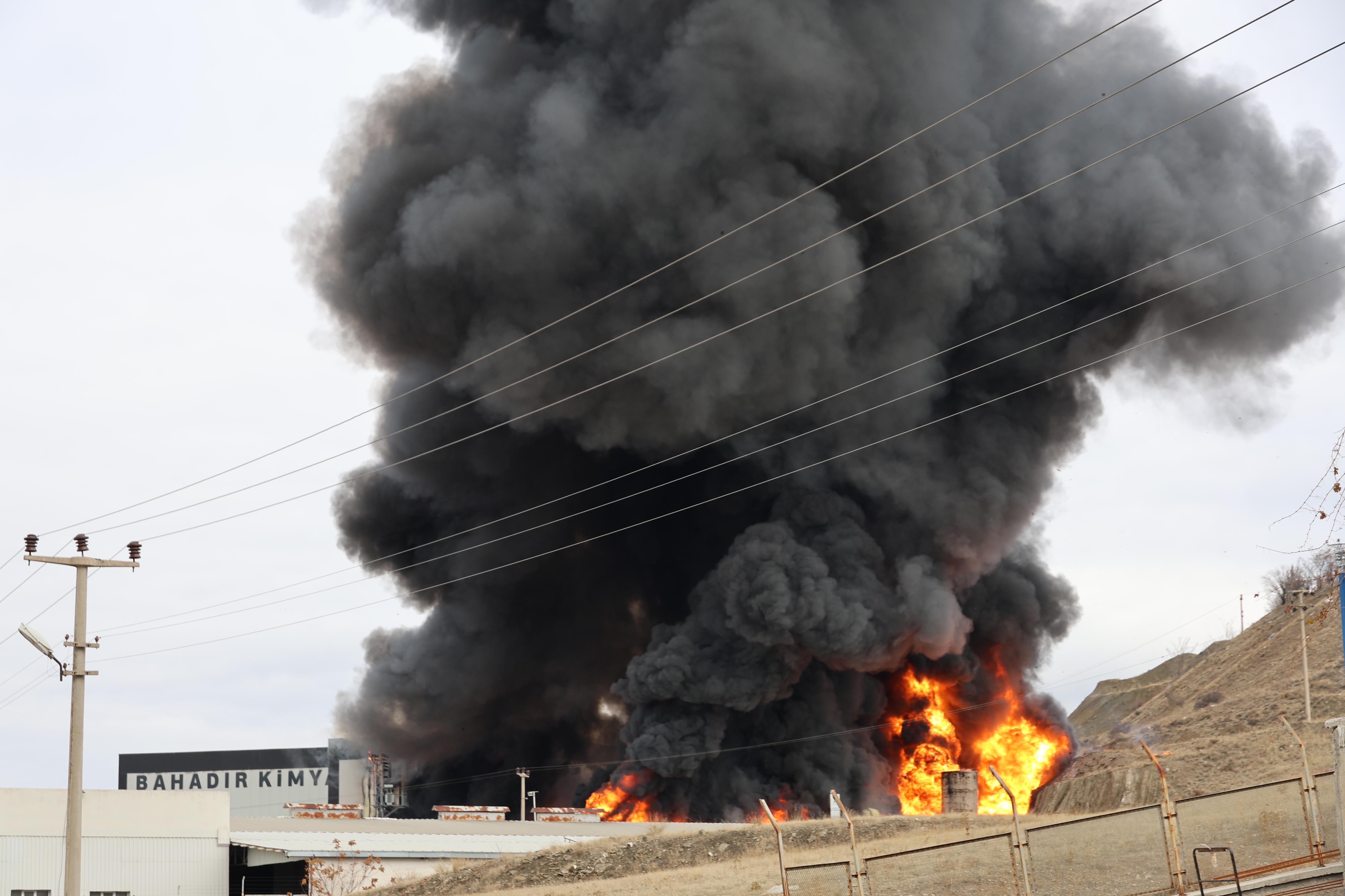 OSB'de Kimya Fabrikasında Korkutan Yangın: Alevler Tüm Tesisi Sardı