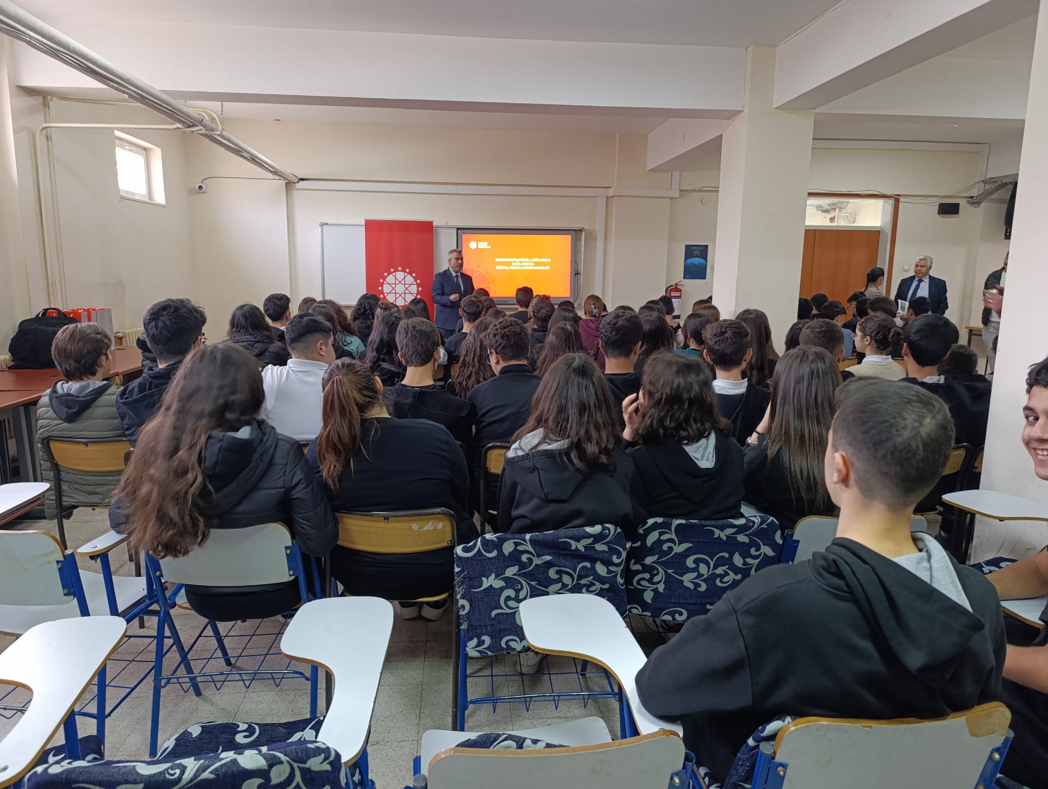 Müdür Ülgen’den Uşak’ta Öğrencilere Dijital Okuryazarlık Eğitimi