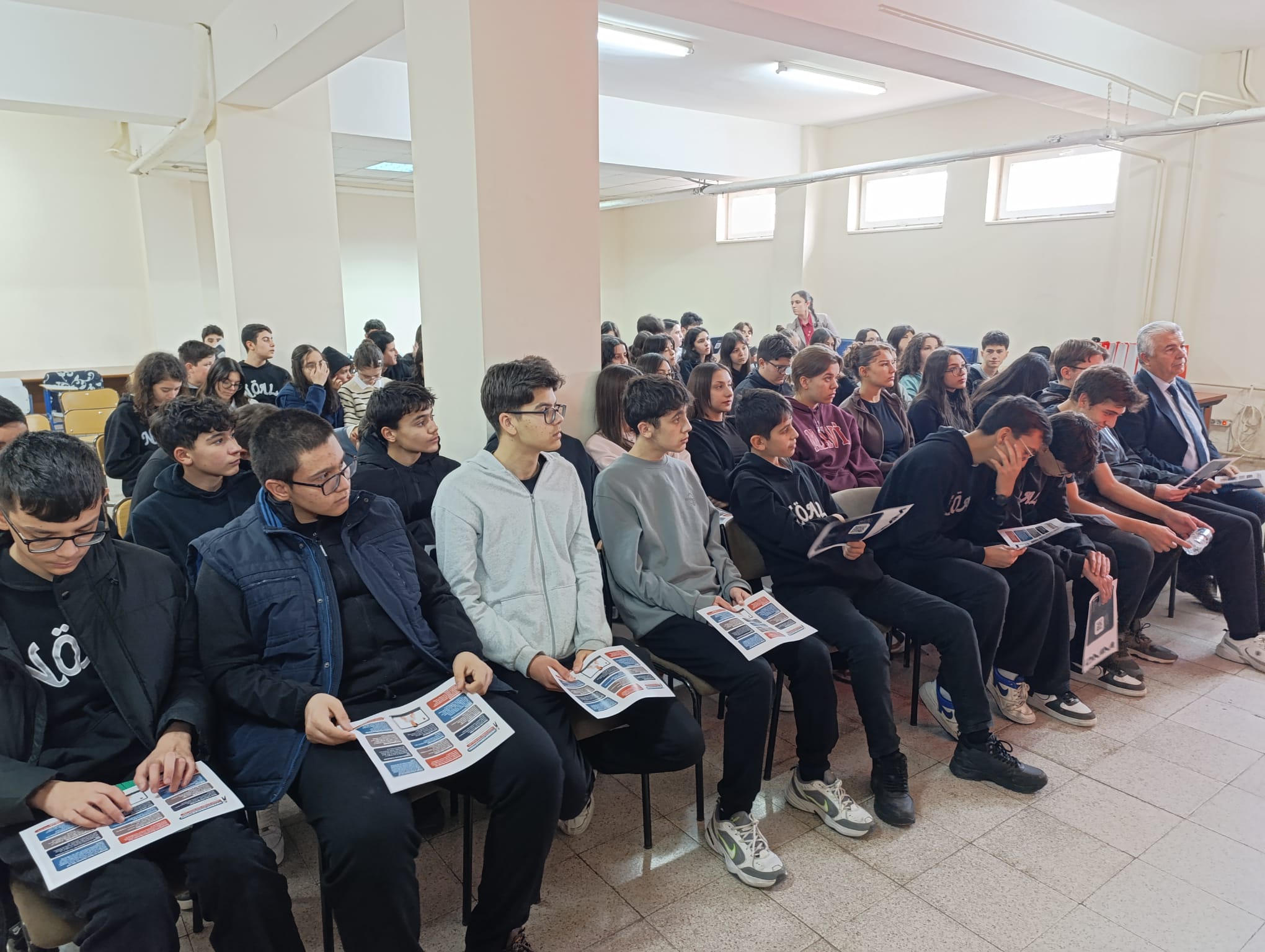 Müdür Ülgen’den Uşak’ta Öğrencilere Dijital Okuryazarlık Eğitimi