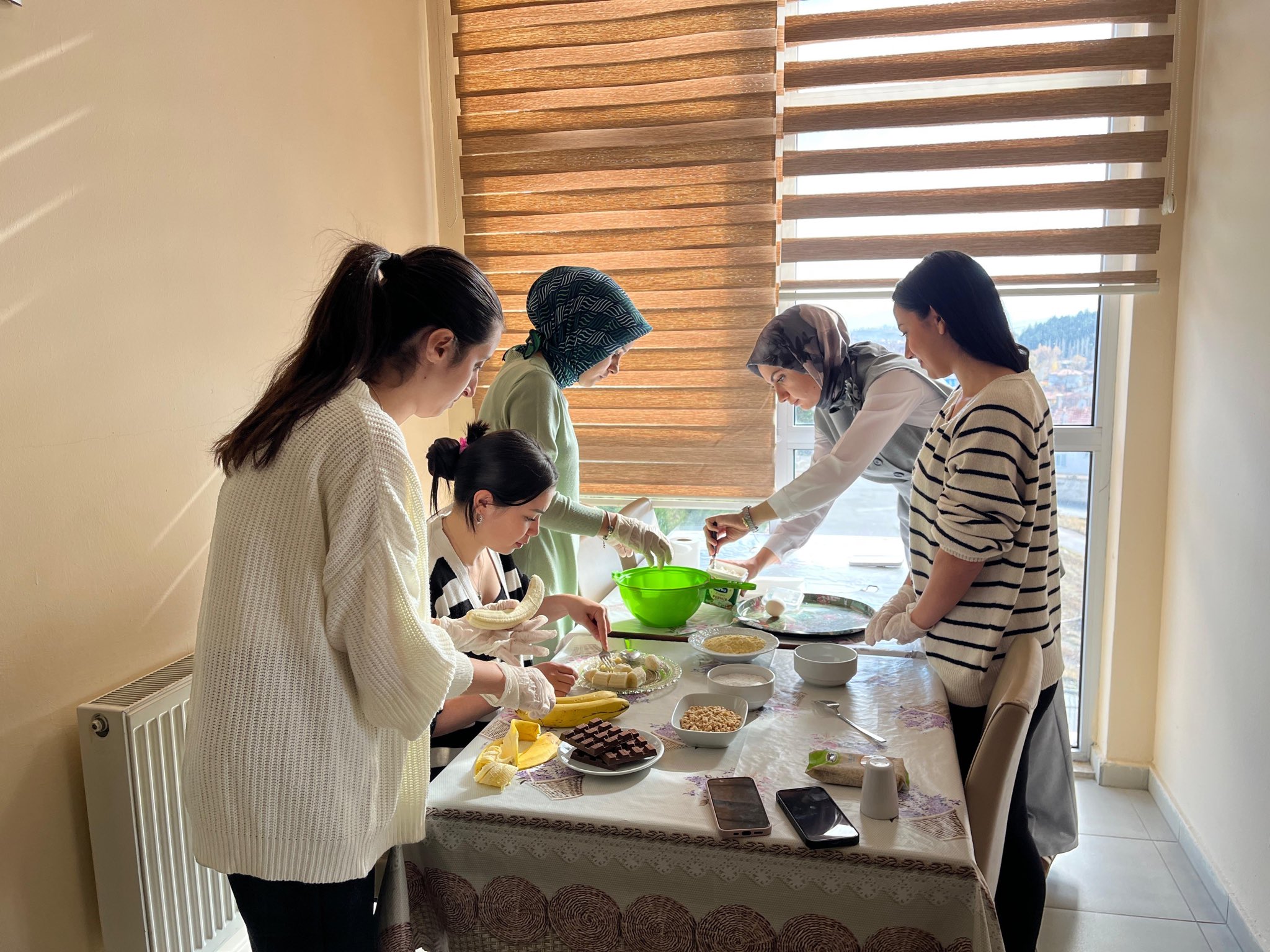 Öğrenciler Yurtta Atıştırmalıklarını Kendileri Yaptı