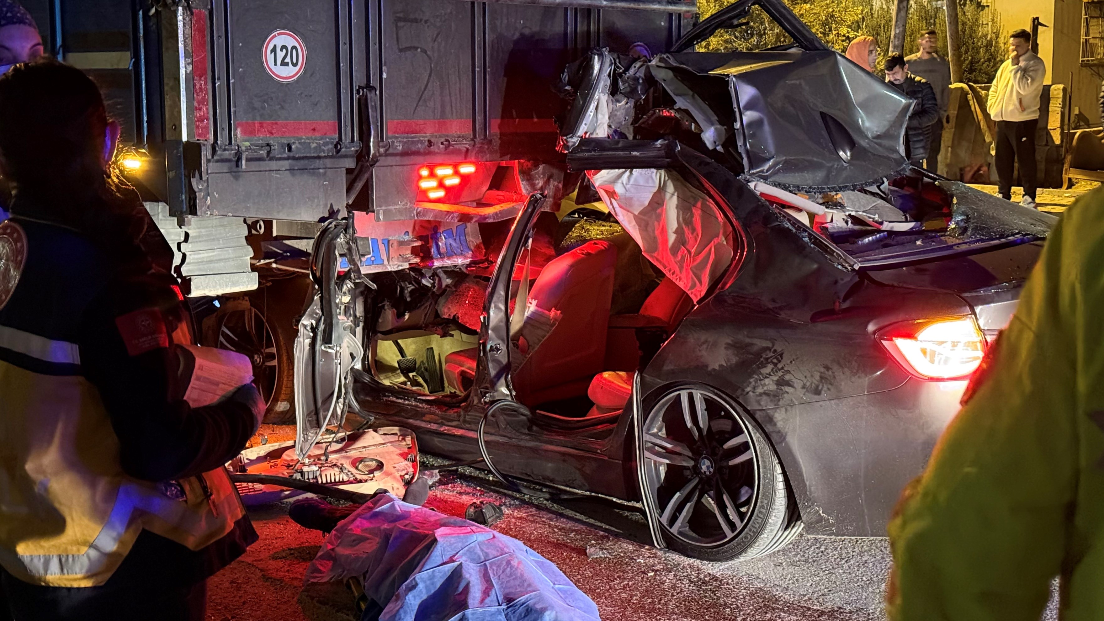 Otomobil Kamyona Ok Gibi Saplandı: 1 Ölü, 2 Yaralı