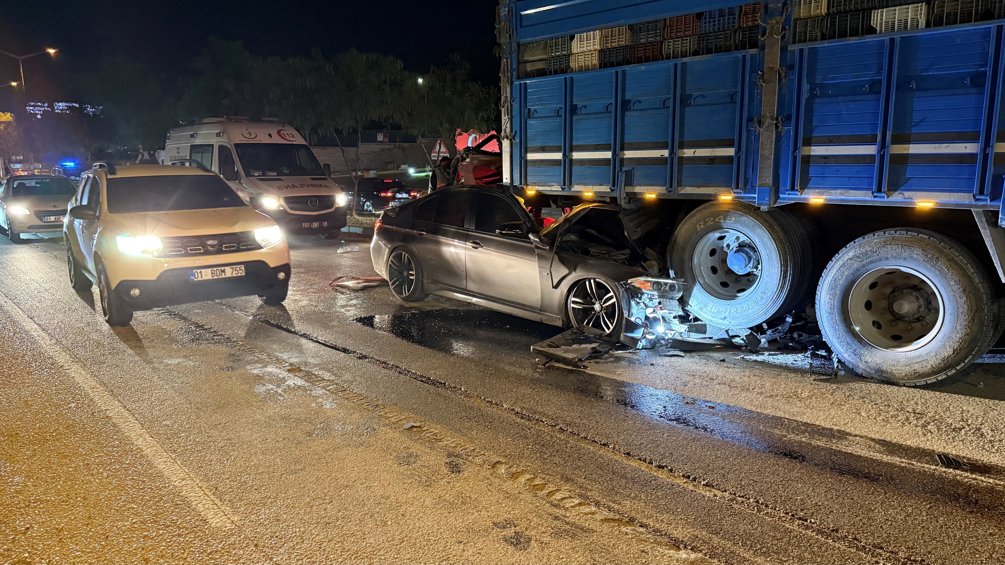 Otomobil Kamyona Ok Gibi Saplandı: 1 Ölü, 2 Yaralı