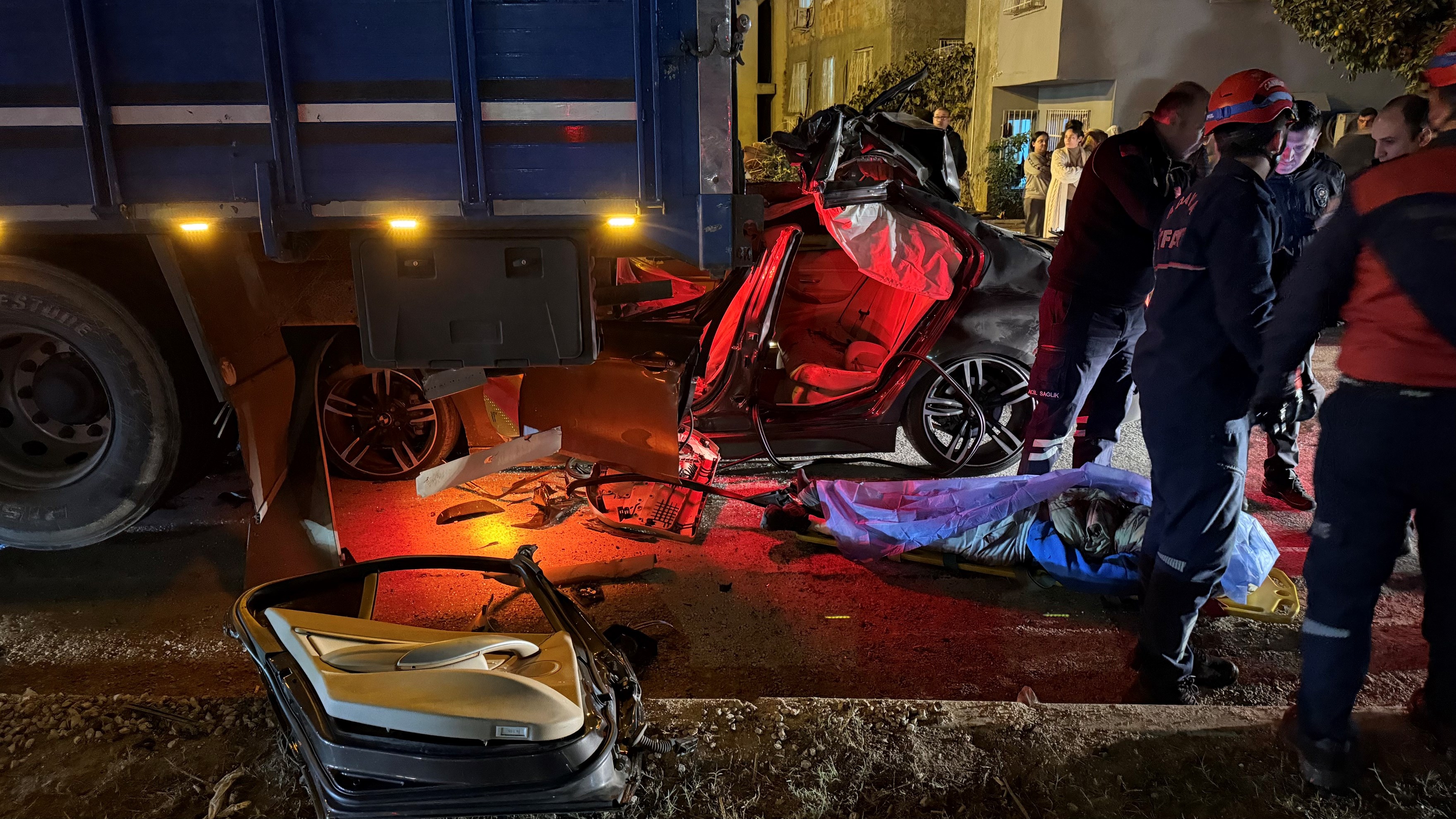 Otomobil Kamyona Ok Gibi Saplandı: 1 Ölü, 2 Yaralı